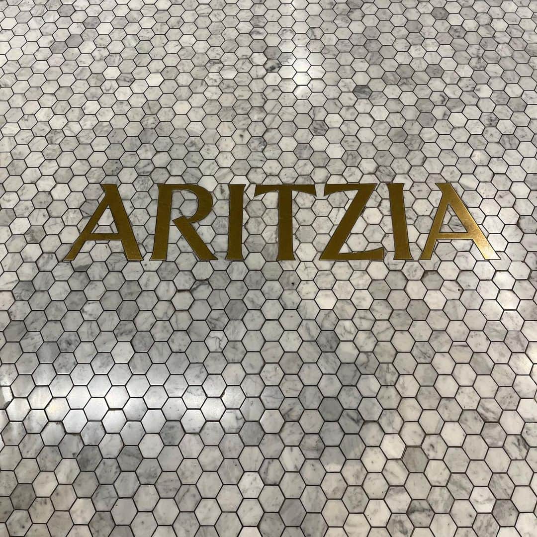 梅宮アンナさんのインスタグラム写真 - (梅宮アンナInstagram)「お気に入りブランドのお店をひとつ @aritzia があります✨世界的に非常に人気あるショップです✨✨ 色々なブランドを扱っています✨ 私が毎年着ているパプダウンジャケット もここ the super puff✨✨ インターナショナルシッピングやってます🌏 写真のスウェット、パンツは、 TNAです✨✨ 好きなブランドシリーズ〜より😊  #aritzia  #thesuperpuff  #tna  #tnasweatfleece  #boyfriendfit  #westfieldvalleyfair」10月3日 5時09分 - annaumemiya