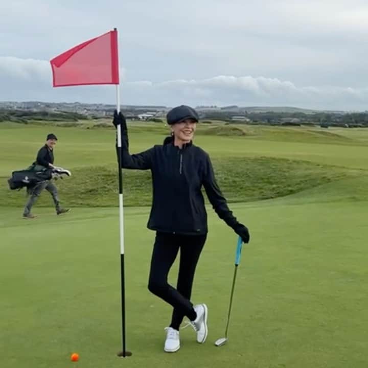 キャサリン・ゼタ・ジョーンズのインスタグラム：「It has to be a gimme! Dropping the mike..😂first practice round and I think my job maybe done here😂peaked too soon😂 @dunhilllinks #golfheaven⛳️ #happycamper」