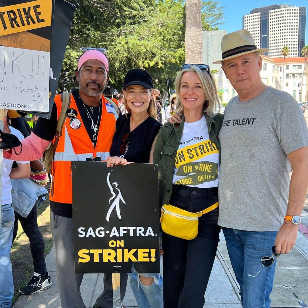 ジェリー・ライアンのインスタグラム：「Loved seeing the turnout today at the WB picket line as our Neg Comm heads back to the table!  HUGE thanks to all our @wgawest family for showing up for us. And, as always, a massive thank you and AAALLLL the love to our AMAZING team of strike Captains for their dedication and enthusiasm day after day!  One day longer, one day stronger. ✊🏼 @sagaftra @wgawest #sagaftrastrong #unionstrong  #1u」