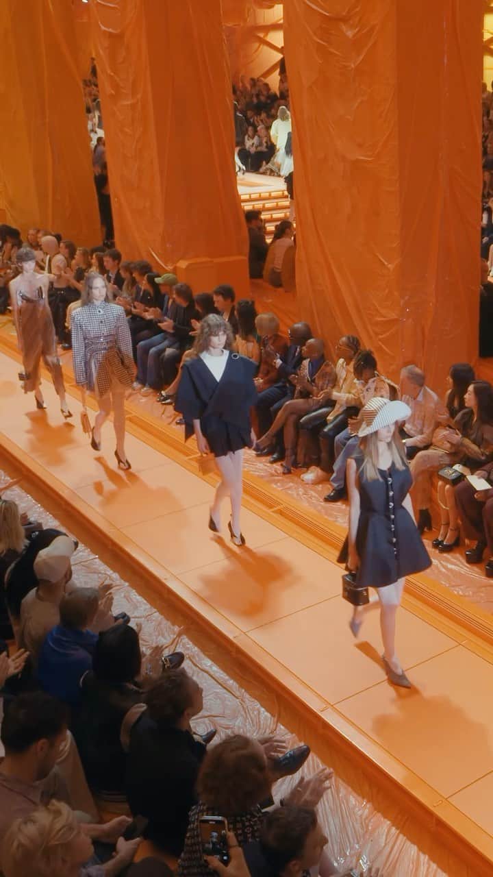 のインスタグラム：「Women’s Spring-Summer 2024 Show. Playing with layered volumes and tailored ensembles, @NicolasGhesquiere fuses quintessential Parisian fashion with vintage style codes in an audacious ode to French elegance. Watch the full show via link in bio.  #LVSS24 #LouisVuitton」