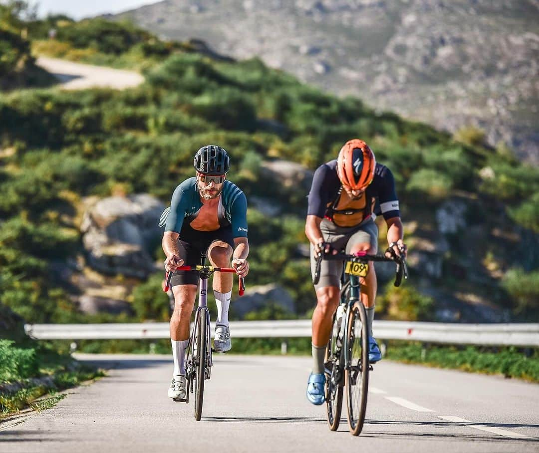 Rodrigo Hilbertのインスタグラム：「O que nos motiva a encontrar prazer em um esforço extremo?  Ontem, participei do L’Etape by Tour de France Portugal.  Foram 147 km, incluindo montanhas, totalizando 2.700m de elevação acumulada.  Completei o percurso em 5 horas e 8 minutos, conquistando a 13ª posição na categoria Master B (40 a 50 anos) e a 45ª posição geral. Foi desafiador!  A cada ano que passa, mesmo ficando mais velho, os meus resultados estão melhorando.   Confesso que tenho sacrificado muitas coisas para dedicar tempo ao treinamento, mas o mais valioso são os benefícios físicos, mentais e emocionais que essa dedicação à bicicleta me proporciona! O amor está nessa jornada!   Valeu @feelviana! 🏠 @cannondalebr - @souemana - @lamaglia.personalizados   #Bike #Letape #Competição #Saúde #BemEstar #Endorfina #Dopamina」