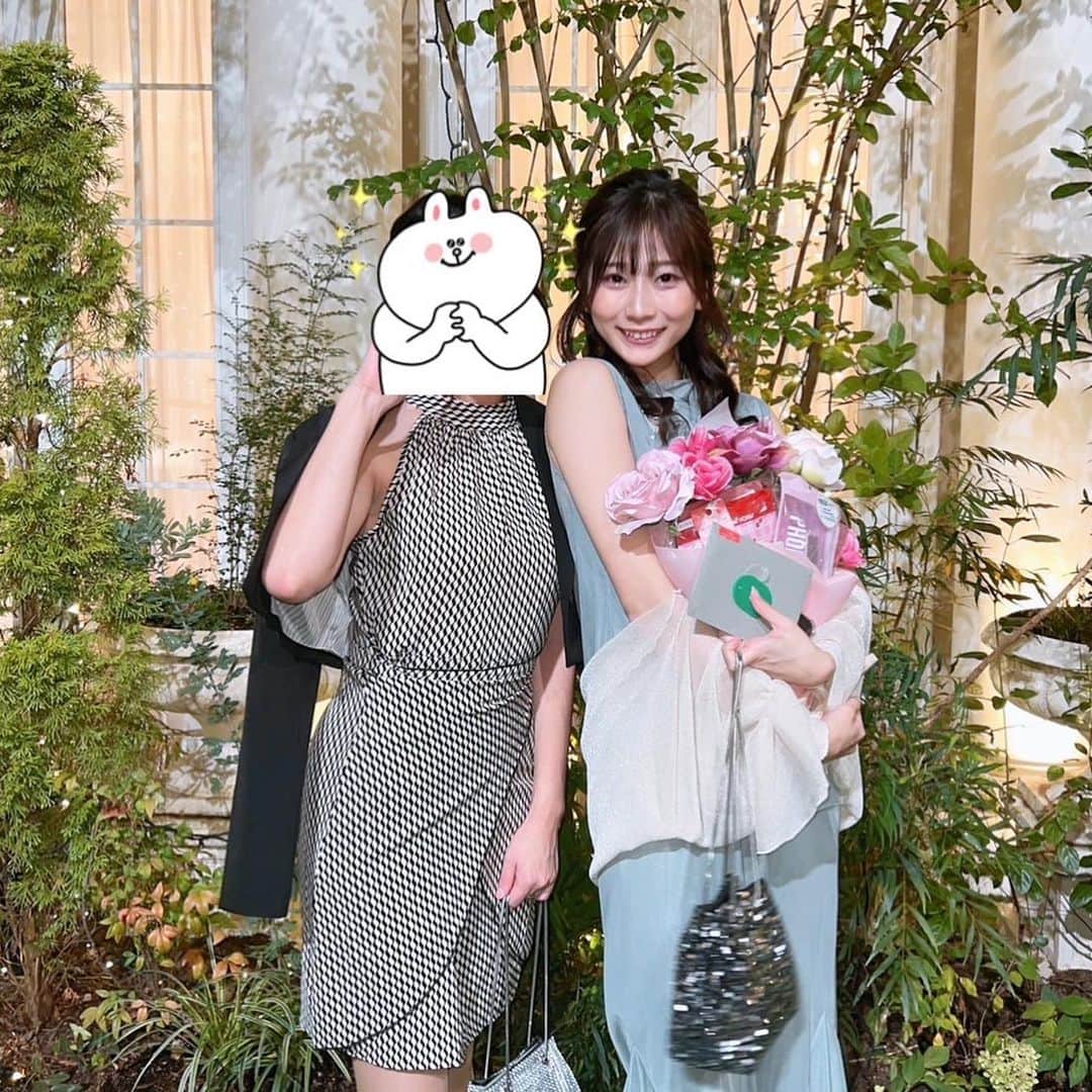 塩野響子さんのインスタグラム写真 - (塩野響子Instagram)「⠀ヘアセットは安定の愛にお願いしました🫶 @rabichepow.fuuji  ⠀ やっぱりどう考えても天才👏✨ ⠀ まずめっちゃ早い！ なのに全く崩れないしデザインも可愛い♡ ⠀ 赤丸の部分にカール入れてスプレーしてて、 前から見た時に可愛く見えるように仕上げられてて (後ろから見ても可愛い) わあ〜、天才。となりました🥹♡ ※最後の写真参照 ⠀ ⠀ 前髪、顔周りも普段ならだいたい 顔周りは自分でやります。とか言うんやけど 可愛くしてくれて....♡♡♡ ⠀ あー、天才やぁ〜〜〜〜 ⠀  ⠀  大阪でヘアセット悩んだ時はぜひ 私の親友ちゃんとこ行ってみて下さい✌️ ⠀ ⠀ ⠀ #ヘアセット #ハーフアップ #結婚式 #結婚式コーデ #結婚式ヘアアレンジ #大阪 #北新地 #セットサロン  ⠀」10月3日 20時00分 - kyondayo1206