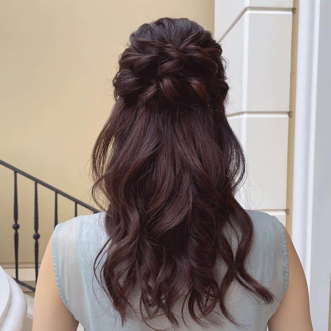 塩野響子さんのインスタグラム写真 - (塩野響子Instagram)「⠀ヘアセットは安定の愛にお願いしました🫶 @rabichepow.fuuji  ⠀ やっぱりどう考えても天才👏✨ ⠀ まずめっちゃ早い！ なのに全く崩れないしデザインも可愛い♡ ⠀ 赤丸の部分にカール入れてスプレーしてて、 前から見た時に可愛く見えるように仕上げられてて (後ろから見ても可愛い) わあ〜、天才。となりました🥹♡ ※最後の写真参照 ⠀ ⠀ 前髪、顔周りも普段ならだいたい 顔周りは自分でやります。とか言うんやけど 可愛くしてくれて....♡♡♡ ⠀ あー、天才やぁ〜〜〜〜 ⠀  ⠀  大阪でヘアセット悩んだ時はぜひ 私の親友ちゃんとこ行ってみて下さい✌️ ⠀ ⠀ ⠀ #ヘアセット #ハーフアップ #結婚式 #結婚式コーデ #結婚式ヘアアレンジ #大阪 #北新地 #セットサロン  ⠀」10月3日 20時00分 - kyondayo1206