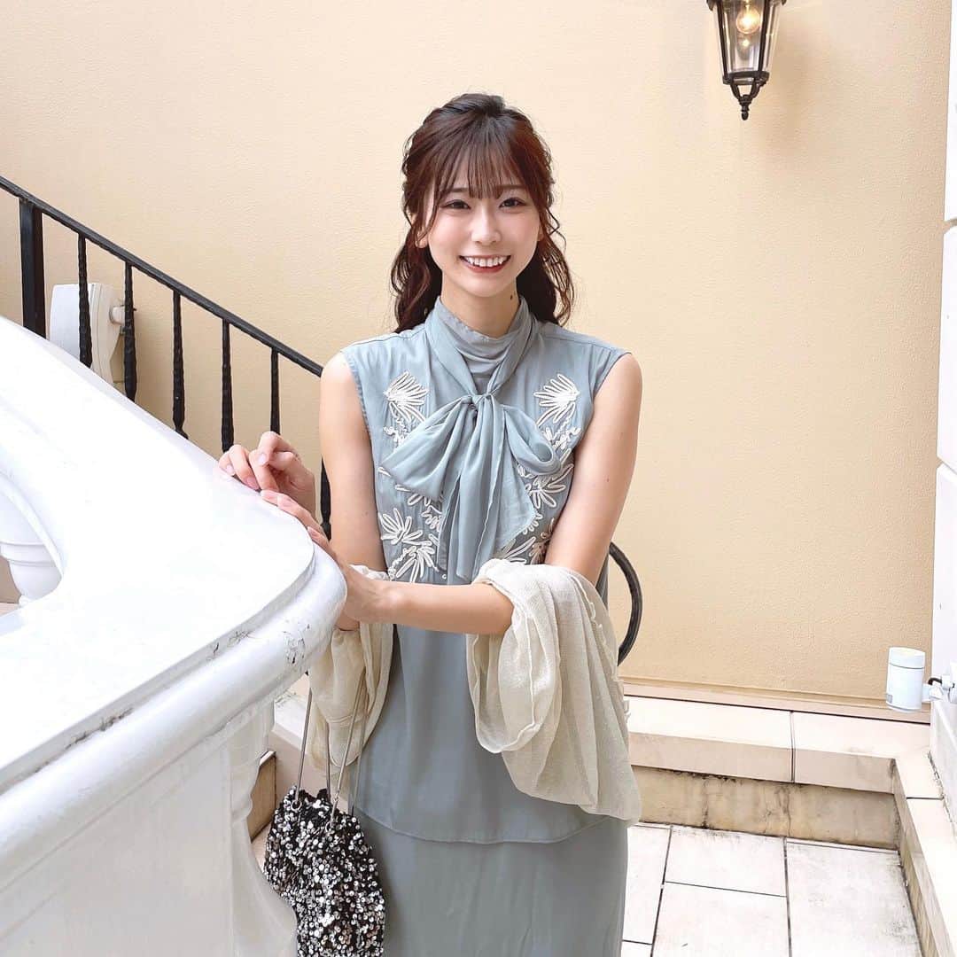 塩野響子さんのインスタグラム写真 - (塩野響子Instagram)「⠀ヘアセットは安定の愛にお願いしました🫶 @rabichepow.fuuji  ⠀ やっぱりどう考えても天才👏✨ ⠀ まずめっちゃ早い！ なのに全く崩れないしデザインも可愛い♡ ⠀ 赤丸の部分にカール入れてスプレーしてて、 前から見た時に可愛く見えるように仕上げられてて (後ろから見ても可愛い) わあ〜、天才。となりました🥹♡ ※最後の写真参照 ⠀ ⠀ 前髪、顔周りも普段ならだいたい 顔周りは自分でやります。とか言うんやけど 可愛くしてくれて....♡♡♡ ⠀ あー、天才やぁ〜〜〜〜 ⠀  ⠀  大阪でヘアセット悩んだ時はぜひ 私の親友ちゃんとこ行ってみて下さい✌️ ⠀ ⠀ ⠀ #ヘアセット #ハーフアップ #結婚式 #結婚式コーデ #結婚式ヘアアレンジ #大阪 #北新地 #セットサロン  ⠀」10月3日 20時00分 - kyondayo1206
