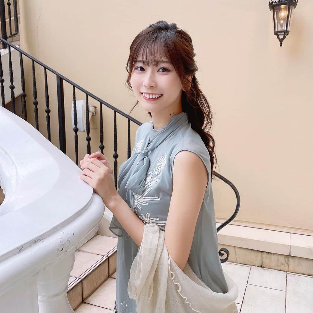 塩野響子さんのインスタグラム写真 - (塩野響子Instagram)「⠀ヘアセットは安定の愛にお願いしました🫶 @rabichepow.fuuji  ⠀ やっぱりどう考えても天才👏✨ ⠀ まずめっちゃ早い！ なのに全く崩れないしデザインも可愛い♡ ⠀ 赤丸の部分にカール入れてスプレーしてて、 前から見た時に可愛く見えるように仕上げられてて (後ろから見ても可愛い) わあ〜、天才。となりました🥹♡ ※最後の写真参照 ⠀ ⠀ 前髪、顔周りも普段ならだいたい 顔周りは自分でやります。とか言うんやけど 可愛くしてくれて....♡♡♡ ⠀ あー、天才やぁ〜〜〜〜 ⠀  ⠀  大阪でヘアセット悩んだ時はぜひ 私の親友ちゃんとこ行ってみて下さい✌️ ⠀ ⠀ ⠀ #ヘアセット #ハーフアップ #結婚式 #結婚式コーデ #結婚式ヘアアレンジ #大阪 #北新地 #セットサロン  ⠀」10月3日 20時00分 - kyondayo1206
