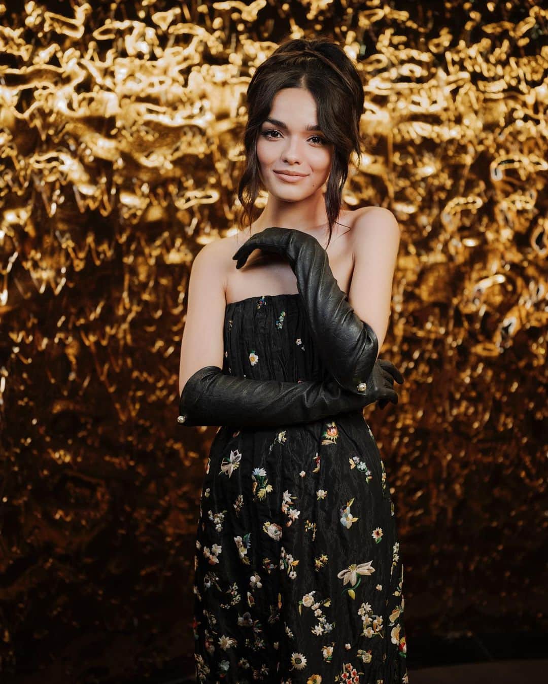 のインスタグラム：「Celebrating the beauty of flowers, J'adore is created with notes of Jasmine Sambac and Damascena Rose, captured for the first time through an immersive and mesmerizing experience of both sight and scent at the Dior J'adore Exhibition.   Explore the enchantment of this beloved fragrance, brought to life in several immersive experiences including a digital vision by @RefikAnadol.   @RachelZegler, @AnyaTaylorJoy and Elizabeth Debicki spotted enjoying the visit.   © Photography: @Pierre__Mouton    #DiorBeauty #DiorParfums #JadoreDior #FlowersAreGold」