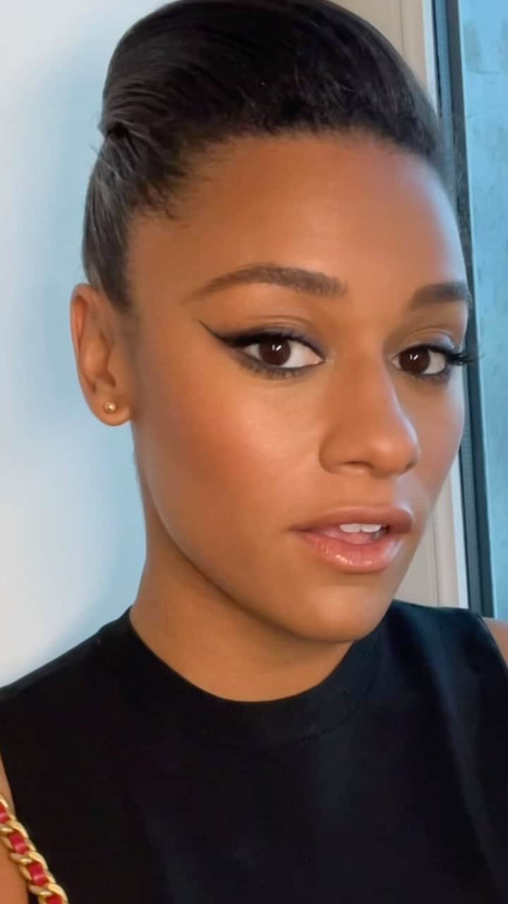 Vincent Oquendoのインスタグラム：「✨#arianadebose for @chanelofficial dinner tonight here in #PFW hair by @hairbyadir #MakeupByVincent using @welovecoco @chanel.beauty 🤍🖤🤍」