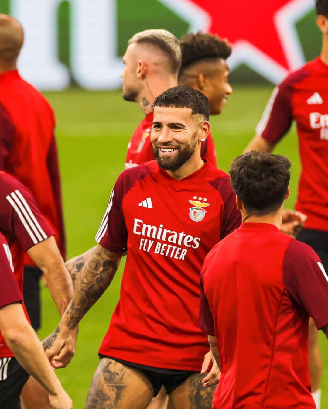 ニコラス・オタメンディのインスタグラム：「Todo listo ! Mañana @championsleague    #UCL ⚽️🫡 #SLBenfica 🦅」