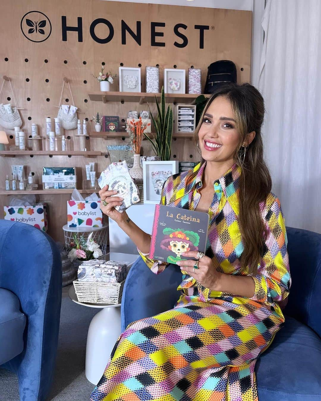 ジェシカ・アルバのインスタグラム：「I sat down with my fellow #chingona @mtelly from @ktla5news to chat about all things #HispanicHeritageMonth ❤️✨🫶🏽 We touched on the @honest limited edition La Catrina diaper prints, what it was like growing up #Latina in LA, how my family celebrated our heritage, how I celebrate it today personally and professionally and so much more. Link in bio to watch the segment 🥰」