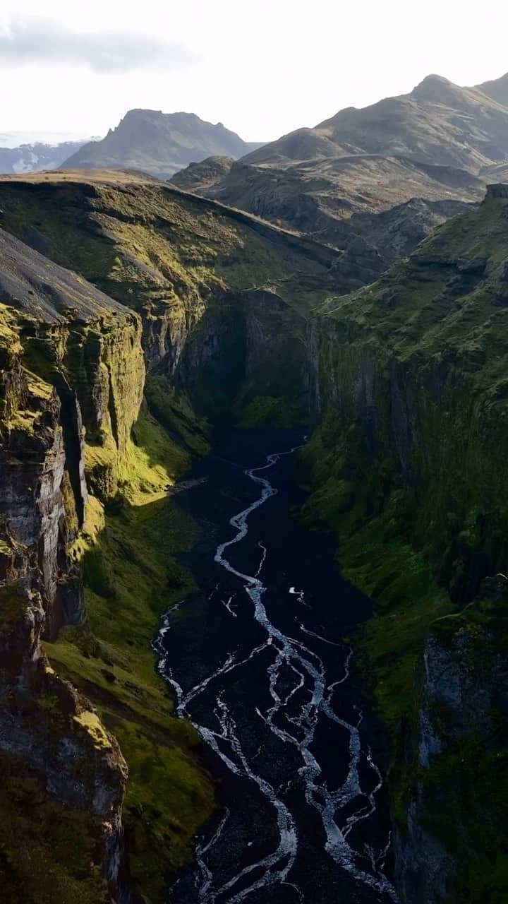 クリス・バーカードのインスタグラム：「Few places rival fall in þórsmörk valley… cool, crisp air sweeping across the valley with the warm touch of the sun still hitting your face as summer fades away. It’s always a bit more quiet because the bridges are removed making it hard to access. The bustle of summer visitors is no longer present and serenity takes it place before the harsh bite of winter arrives  A scenic moment from our recent shoot with @dbjourney」