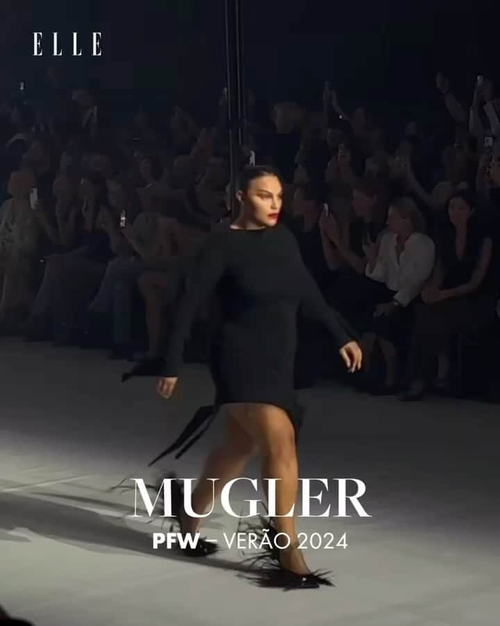 ELLE Brasilのインスタグラム：「Depois de uma collab de sucesso com a @hm e de algumas temporadas ausente da Paris Fashion Week, a @muglerofficial retornou ao evento na noite desta segunda-feira (02.10) com algumas novidades. Mas vamos começar com o que todo mundo quer mesmo saber: teve @alexconsani, @ambervalletta, @im.angelabassett, Connie Fleming, @dominiquet.a.r.jackson, @bingbing_fan, @irinashayk, @parishilton e mais um time de modelos poderosas no casting.  Agora, os bodies e macacões colados ao corpo ficam um pouco de lado para dar destaque à peças de alfaiataria com ombros bem marcados numa ampla variação de modelagem: tem os blazers cropped, tem as versões de minivestido jeans, tem os conjuntinhos de top e minissaia assimétrica, tem os recortados e todos vazados e as decorações de franjas brilhantes.  Aliás, as franjas são uma tendência forte no verão 2024, assim como os drapeados. E eles também aparecem nesta apresentação da Mugler na Paris Fashion Week – com um bom toque de teatralidade. Boa parte das peças transparentes e drapeadas tinha uma cauda ou uma faixa esvoaçante, que ficava nas alturas com os megaventiladores posicionados estrategicamente ao longo da passarela.  Outro destaque vai pela bem-vinda injeção de cores e estampas, algo raro nas propostas do diretor de criação @cadwallader. Junto às estruturas rígidas e ao brilho franjado, os prints são referências mais interessantes ao repertório da maison, além, claro, de expandir a oferta de produtos da label.  E é aí que está a principal novidade. Até o momento, os desfiles da Mugler foram em esquema see now, buy now – o que explica o afastamento da Paris Fashion Week. A estratégia deu muito certo, foi essencial para aproximar e atrair novos clientes. Porém, o sucesso foi tamanho que o modelo começou a não dar mais conta. Com um número crescente de pedidos de multimarcas e clientes ao redor de todo o mundo, foi necessário colocar a maior parte da coleção no esquema tradicional de produção. De imediato, daqui para frente, só itens especiais ou edições limitadas. (via @_luigitorre)」
