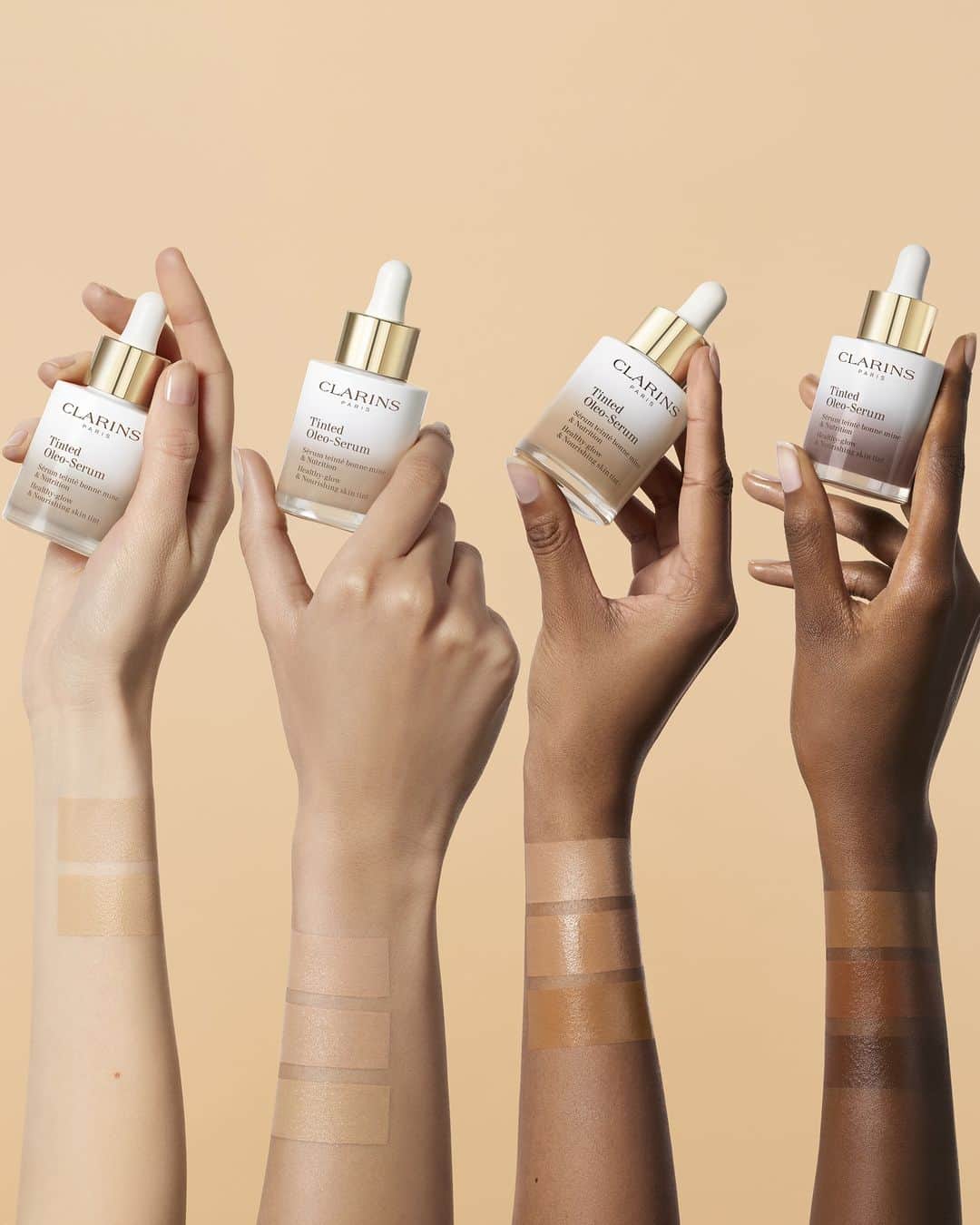 Clarins Canadaのインスタグラム：「Happy to reveal the first Clarins Tinted Skin Care Serum. ✨ Made with 98% natural origin ingredients, our new Tinted Oleo-Serum provides a glowing finish and instant luminosity to your skin.  Available exclusively at clarins.com and very soon at Sephora 💗 __________ Voici le premier sérum de soin teinté Clarins. ✨ Fabriqué avec 98% d'ingrédients d'origine naturelle, le nouveau Tinted Oleo-Serum procure un teint éclatant et une luminosité instantanée à votre peau.  Vendu exclusivement sur Clarins.ca et très bientôt chez Sephora 💗 . . . #Clarins #ClarinsTintedOleoSerum #MakeupInnovation #Foundation」