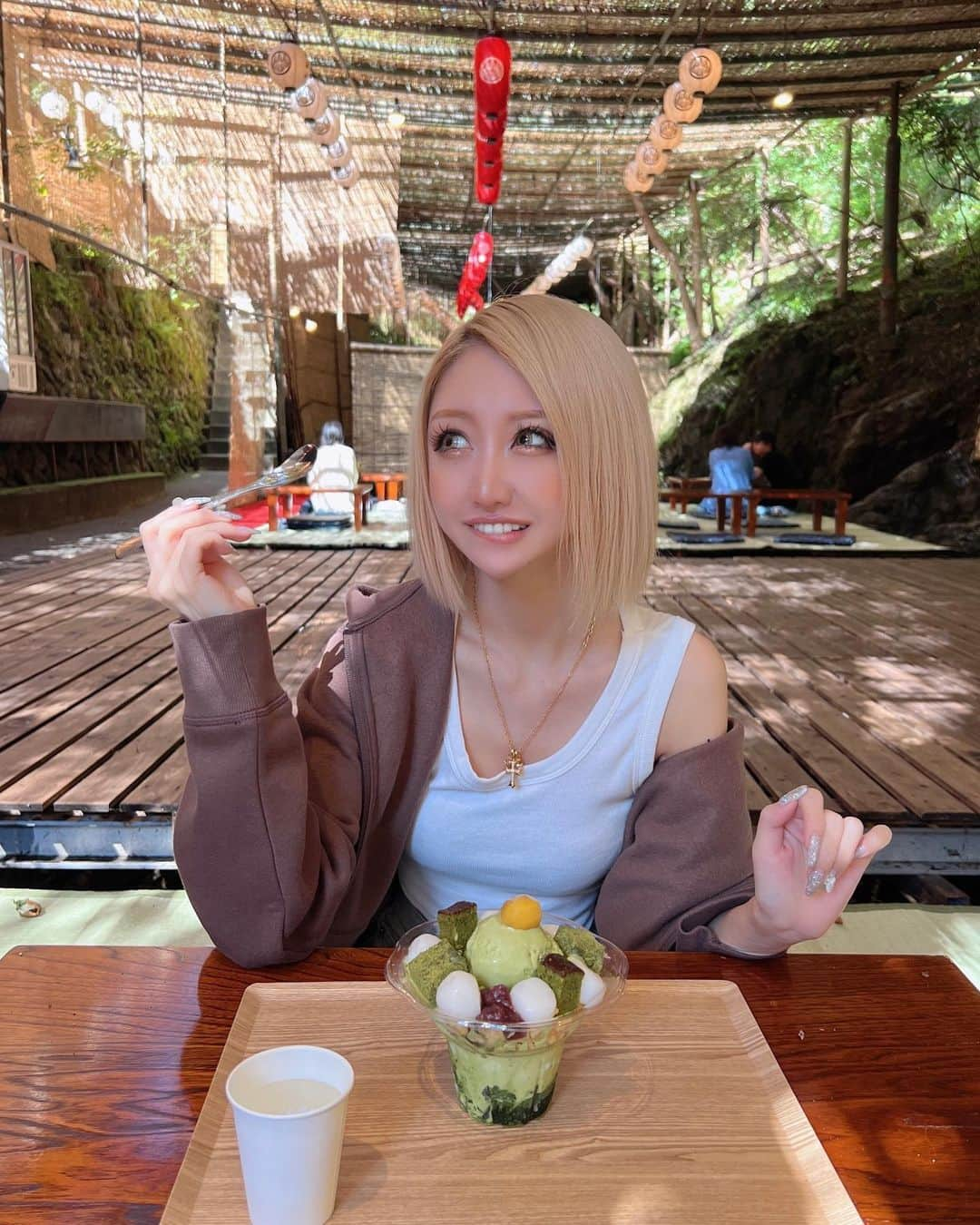 藤堂静華のインスタグラム：「︎︎︎︎☑︎ 𝐌𝐚𝐭𝐜𝐡𝐚 🍵  貴船神社の帰りに✨ 抹茶パフェ美味しかった🤤💖  #貴船神社#貴船倶楽部#cafe #kyoto #京都カフェ #貴船川床 #抹茶スイーツ #抹茶パフェ  #彼女とデートなうに使っていいよ」