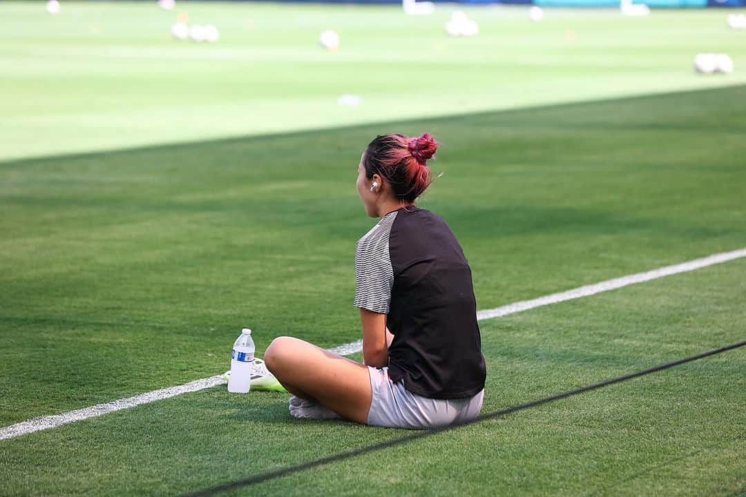 遠藤純のインスタグラム：「⚽️GAME DAY⚽️  Don't expect something to happen, but believe in your ability and your friends for it to happen.  Everything will have an answer in your heart. So I sit on the grass to face it. And I feel a lot of things. My favorite time is coming.   Let’s get loud ACFC📢📣💥  #acfc #angelcity」