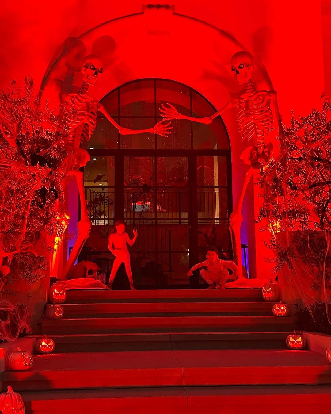 ロブ・ディアデックのインスタグラム：「October 1st …house decorated , Nights of the Jack and Tina’s Pumpkin patch..the holiday run has begun!」