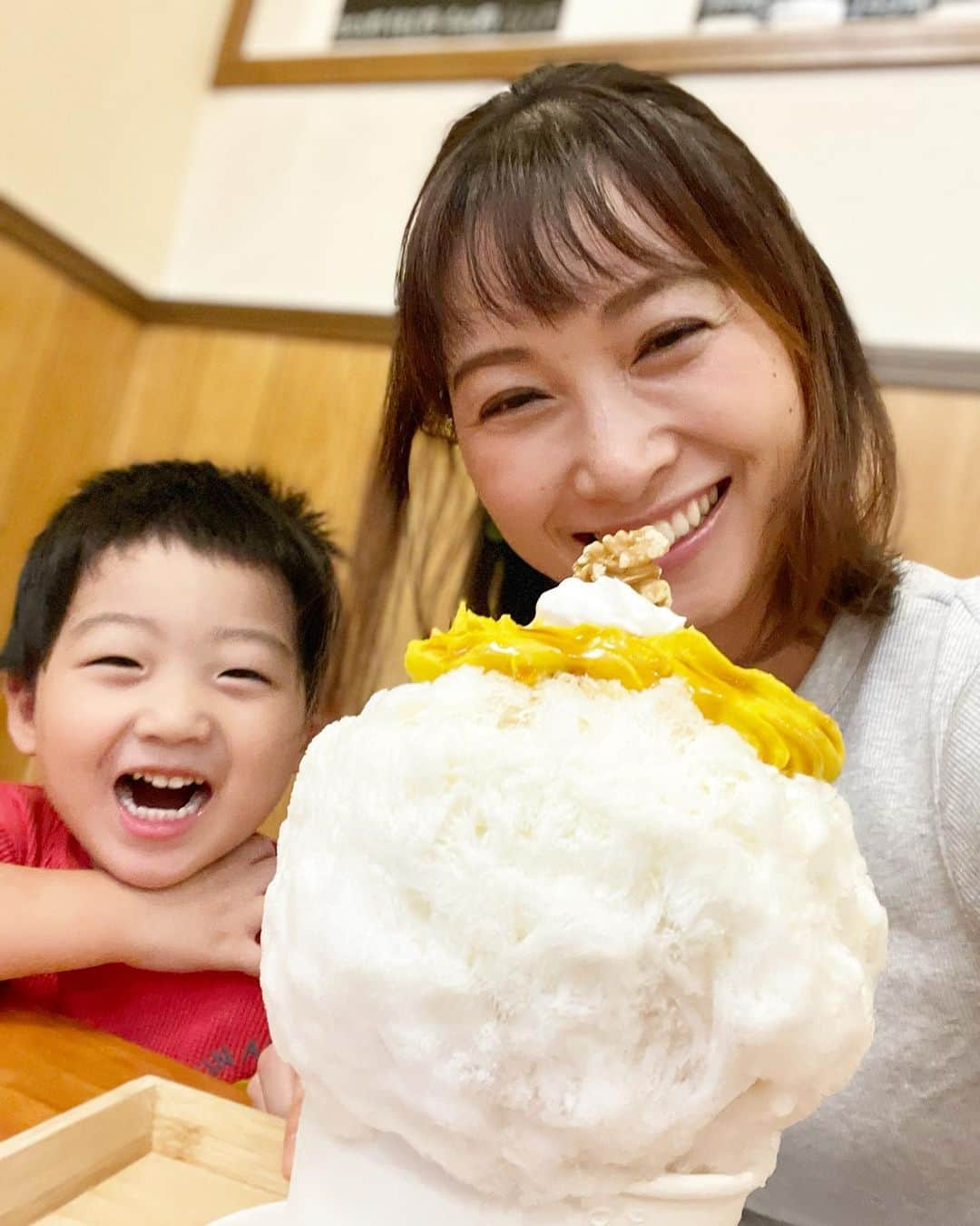 星野涼子さんのインスタグラム写真 - (星野涼子Instagram)「#泡と雪  店名の通り、新雪をそっと踏んだ時のようなキュッとしたような、 遠い遠い昔にこっそり雪を食べた時が思い出されるような(笑)、 氷の食感❤️  かぼちゃとキャラメル  外はふんわり、中はもったりのかぼちゃがおいしくて、 ほろ苦のキャラメルソースと砕いたロータスクッキーもかなりいいアクセント❤️  次男は最近かき氷を見るとおいしいものだとわかるからかニコニコにな(る☺️(笑)  かき氷の営業は終わってしまって、他にも小豆や求肥とか食べたいメニューあったから、次回の営業を心待ちにしてます✨ (Instagramつながりのかきごーらーさん発案メニューも食べたかった😢)  子供の習い事の待ち時間を使っての弾丸だったけど、行けてよかったー！！ かき氷食べると、スッキリする😀  #かき氷　#かきごーらー　#かきごーらー見習い #かぼちゃ　#キャラメル　#くるみ　#ロータス　#雪　#2歳　#男の子ママ　#shavedice #pumpkin #caramel #빙수 #호박 #아들 #아들스타그램 #아들맘 #silentsnow #得田真裕」10月3日 6時08分 - ryoko.hoshino