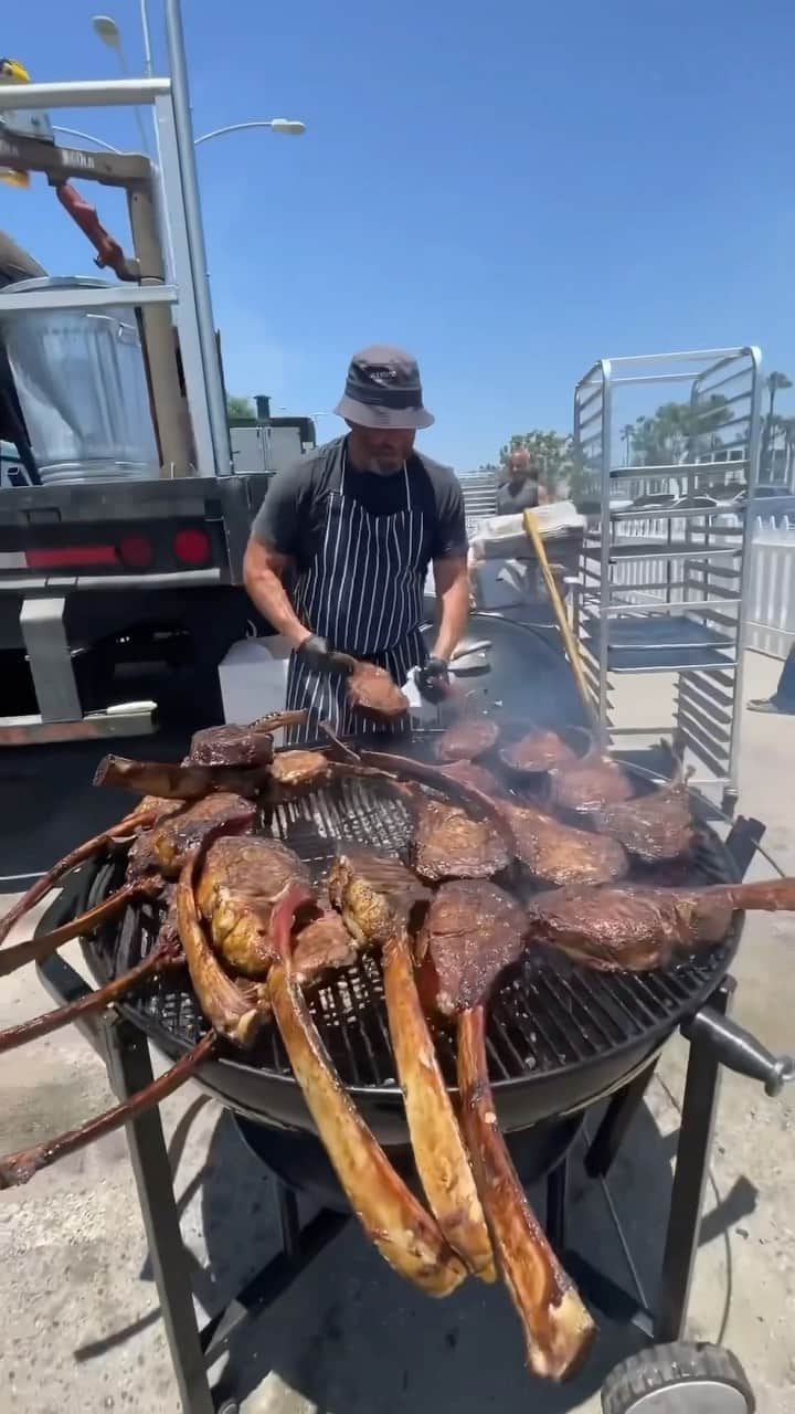 The Luxury Lifestyle Magazineのインスタグラム：「Tag who you’d eat these tomahawk steaks with! 🥩   Video: @adamperrylang」