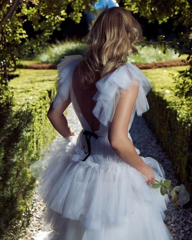 Steven Khalilのインスタグラム：「Each delicate layer of tulle whispers tales of elegance​​​​​​​​ ​​​​​​​​ A custom couture gown Captured by @imagehausweddings at ​​​​​​​​ @monafarm_ for @theweddingseriesagency​​​​​​​​ ​​​​​​​​ #stevenkhalil #stevenkhalilbride #weddinggown #bridal」