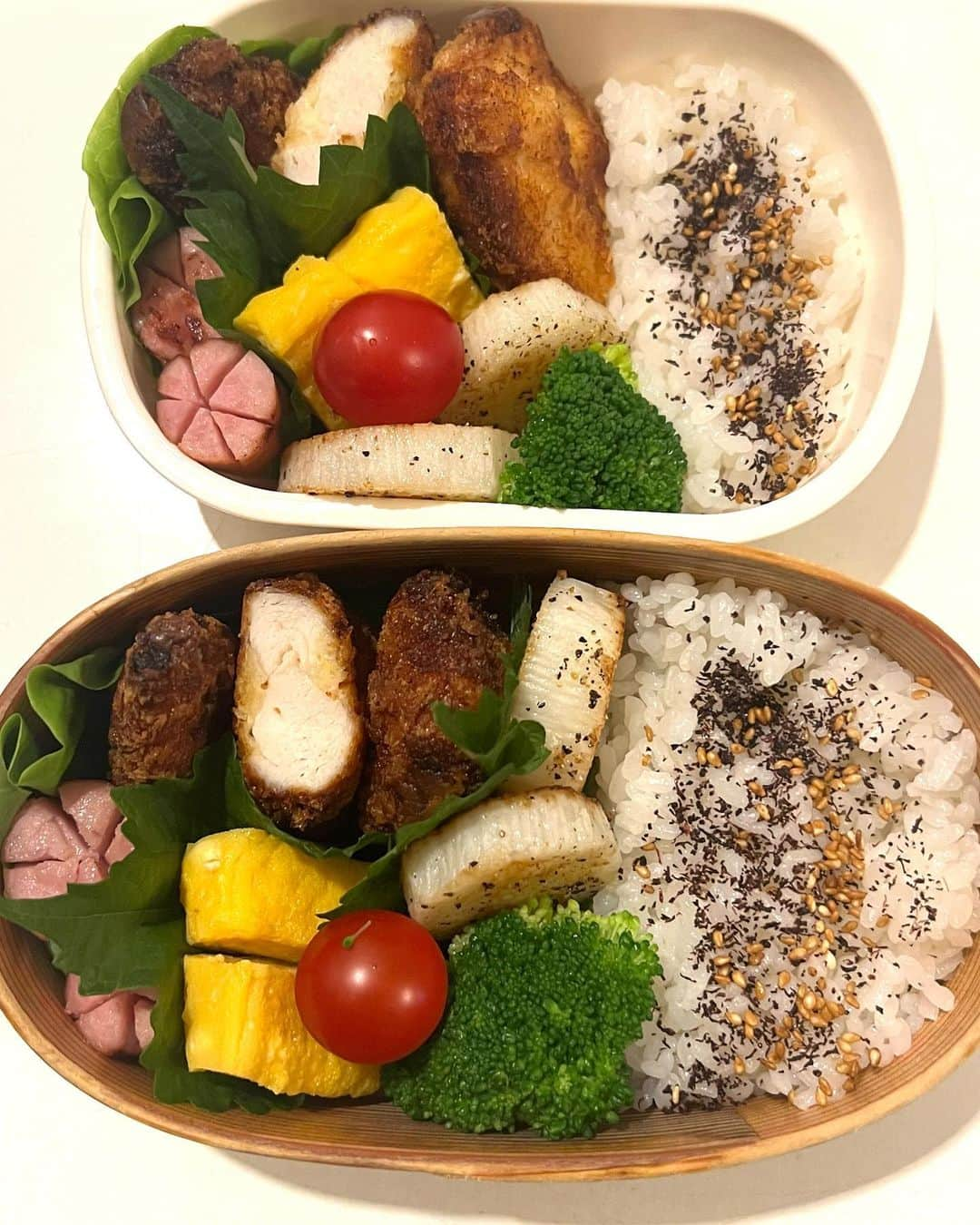 甘糟記子さんのインスタグラム写真 - (甘糟記子Instagram)「最近のお弁当！  冷凍ストックも使って、週明けは手抜きしつつ頑張ってます(〃ω〃)  1枚目は鶏肉を削ぎ切りにしてピーマンと炒め、味付けは焼き鳥のタレにニンニクチューブ！簡単だけど美味しい（笑）  2枚目はササミカツ！ 下味に塩麹とニンニクすりおろしをつけたササミに衣を付けてるので、姫はソースなしで食べてます(o^^o) 多めに作って冷凍してあるから楽ちん！  3枚目は焼売の揚げ焼き！ こちらも多めに作って冷凍したものを揚げ焼きに。 焼売と餃子はお弁当に入れる時は揚げたほうが好きなの(๑>◡<๑)  最後は週末日曜日のモーニング、お台場bills行ってきました\(//∇//)\  本当はお台場で映画を見るはずだったのに、私が間違えて土曜日のチケット取っちゃってたの(＞人＜;)  しかも日曜日はその時間の上映やってなくて、慌てて品川の映画館に移動したよね。 しくしく。  でも私が間違えた！ って騒いでも、息子殿もパパも特に動じないし怒らないでいてくれるので、いつもありがたいなと思ってます(〃ω〃)  さて、今日もお弁当だぞ〜☆〜（ゝ。∂）  #甘糟ご飯#ご飯#昼ごはん#弁当#曲げわっぱ#わっぱ弁当 #リコッタパンケーキ#パンケーキ#bills#お台場#息子殿姫#息子殿#感謝」10月3日 6時21分 - norihey924