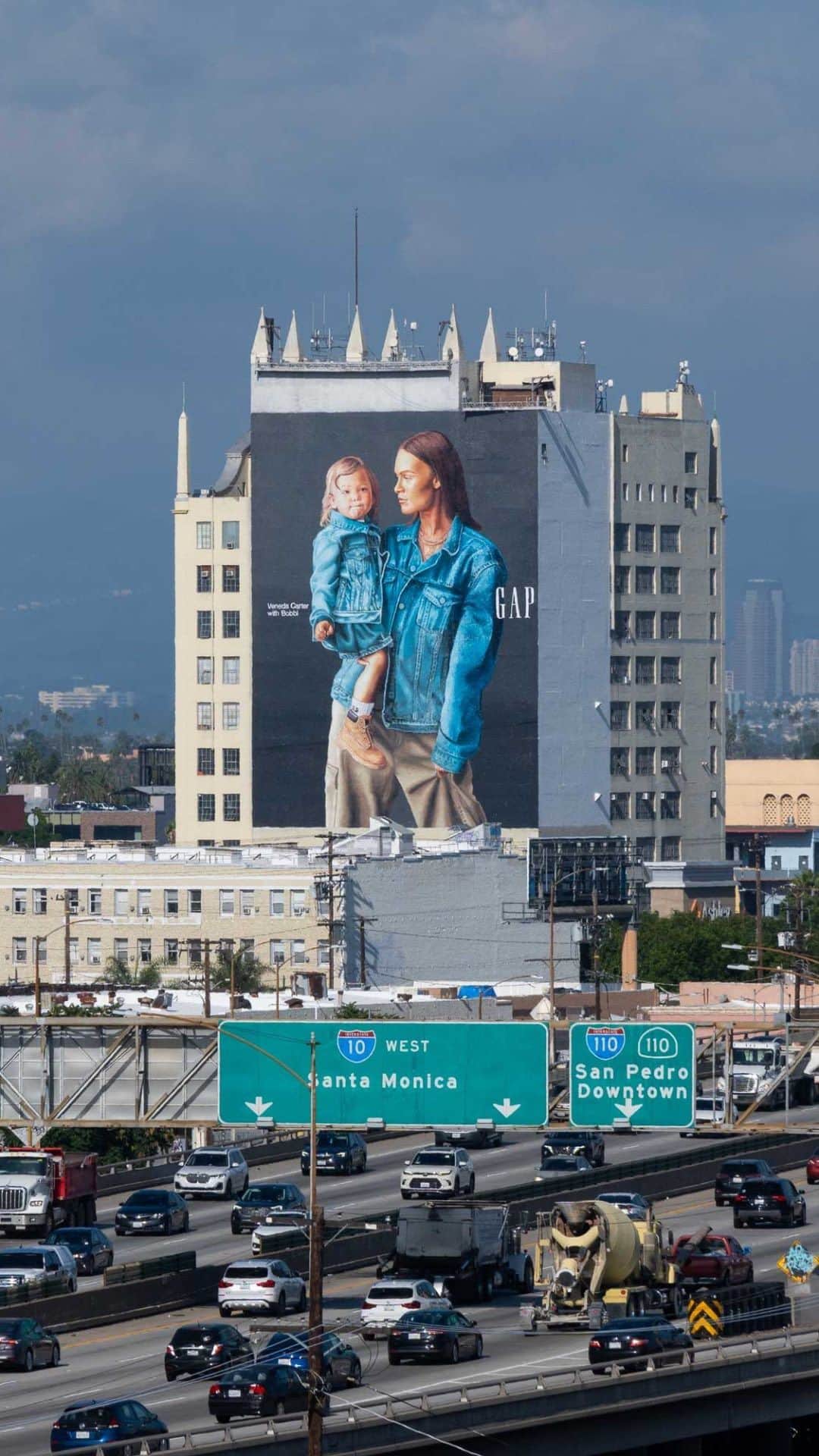 GAPのインスタグラム：「Look up, LA. Forever Original.」