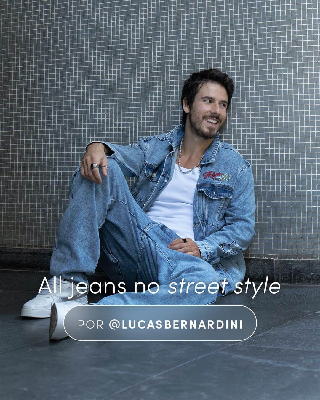 ロジャス・レナーのインスタグラム：「A tendência perfeita para o streetwear existe! 😍 Para começar bem a semana, inspire-se no look all jeans nada básico que o @lucasbernardini apostou. E aí vai uma dica: se você quer garantir um toque fashionista ao visual, as peças estampadas são a opção ideal! Garanta a produção clicando nas imagens. #SquadTáNaRenner #StreetStyle #Jeans #Tendência #ModaMasculina  ​ Jaqueta trucker jeans 807660325 | regata recular com ribanas 783048721」