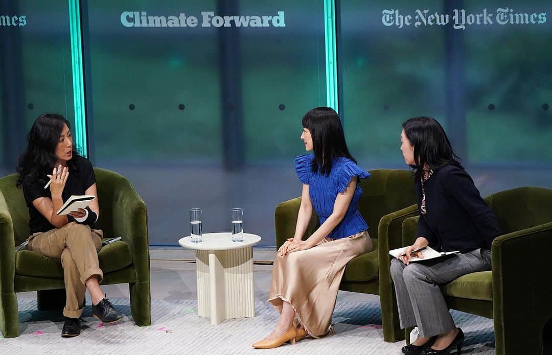 近藤麻理恵のインスタグラム：「I recently had the pleasure of speaking at the New York Times Climate Forward event!  It was an honor being invited to speak at the same event among many thoughtful speakers with various perspectives such as Bill Gates and former Vice president Al Gore.  The topic covered for my interview was “Can a Tidy House Save the World?” where I shared how I strongly believe that tidying can lead us to live more sustainable lifestyles.  By tidying, you are really able to very clearly understand what is the most important to yourself.  You’re able to prevent over consumption and are also able to be aware of how much stock you have of your things.  You’re also able to make decisions on what sparks joy for you not just in relation with products, but also in relationships with people as well as in work.  I believe that we will truly be able to reduce the amount of wasted resources in the world by leading a lifestyle where you take care of the things that mean the most to you and make more conscious decisions on consumption.  The thought of “we must save the world!” is a wonderful and important thing too, but I believe starting first at tidying and understanding and taking care of the things that truly spark joy for you within each of your own homes, is also a very important first step towards taking action for a more sustainable future.  I believe that each person takes action to change, it directly contributes to the larger improvement of the global environment.  Currently, I have a program dedicated to train and nurture a community of certified KonMari Consultants that become professionals in tidying and helping people lead more joy-sparking lifestyles. Together with them and their wonderful work, I am so proud to see and feel that we are slowly tidying the world together.  #mariekondo #konmarimethod #sparkjoy #sustainability #tidying #mindfulconsumption #konmariconsultants」