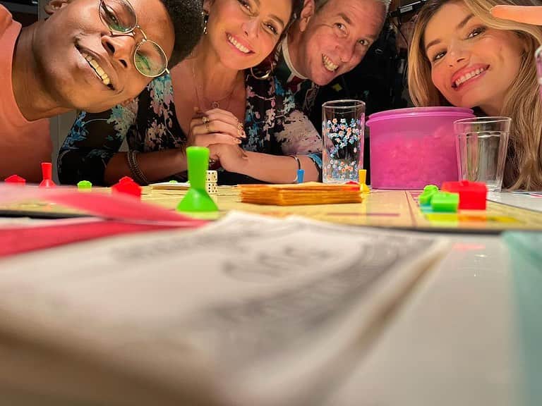 Giovanna Antonelliのインスタグラム：「Momentos de set #belezafatal !! Ta sendo lindo! 🍀 @brenodesdepequeno @augustomadeira @camilaqueiroz 💚🤸🏽🎬 @hbomaxbr」