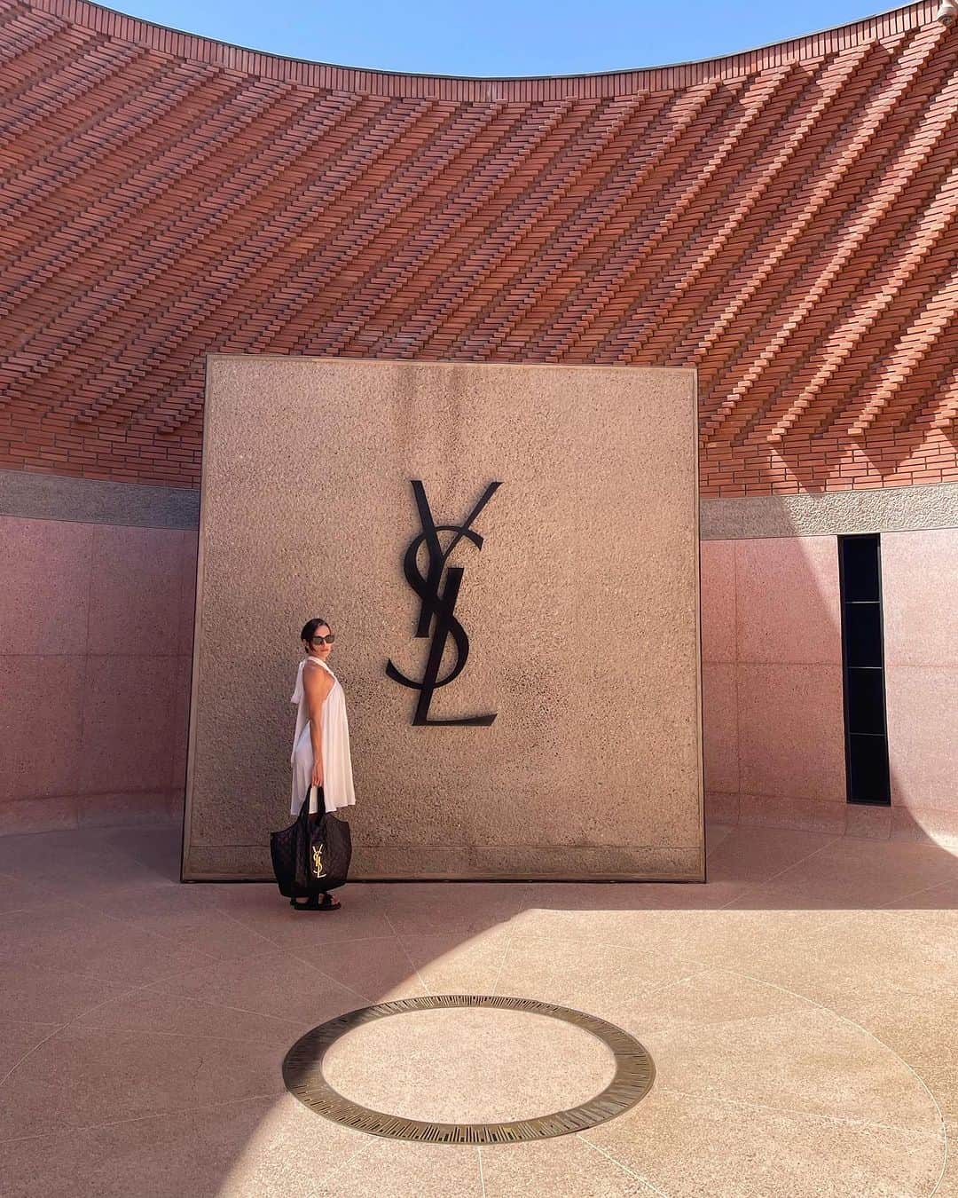 Wanda Grandiのインスタグラム：「YSL era apaixonado por Marrocos a “cidade vermelha” se tornou uma das grandes referências de sua vida criativa e destino frequente do estilista até sua morte, em 2008.  Foi aqui que ele escolheu ter suas cinzas espalhadas. O MyslM ( Musee Yves Saint Laurent Marrakesh) mostra ainda suas criações, croquis, jóias, uma sala com seus desenhos sobre amor e toda sua paixão pela arte e moda! ♥️ #ysl #myslm」