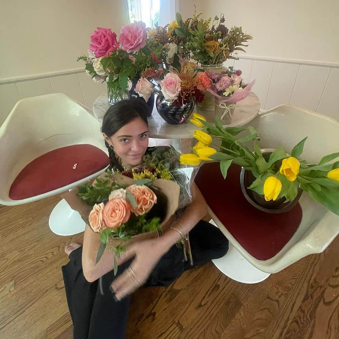 ルナ・ブライズ・ボイドのインスタグラム：「thankyouuuu 4 all my presents & wishes & flowers💐🪽🕊️ feeling 22 n blessed Xx」