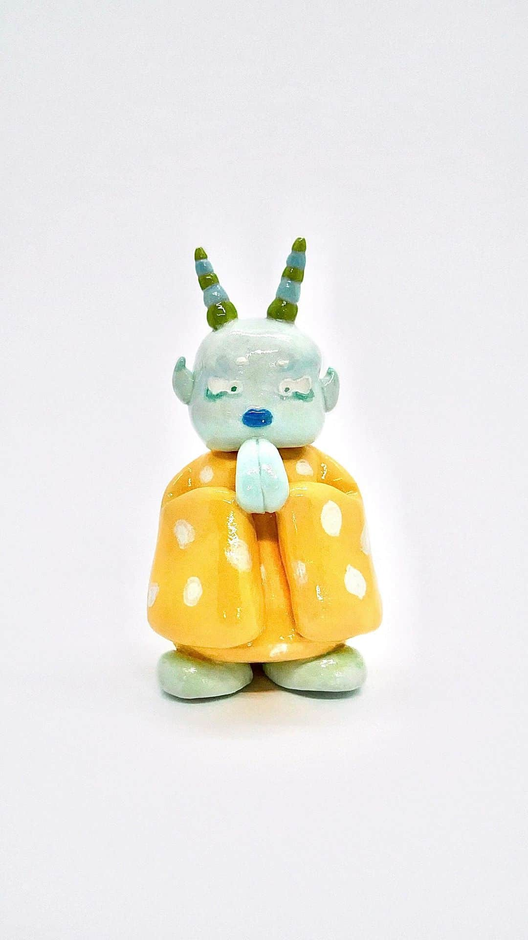 木越明のインスタグラム：「『鬼』 “A demon”  The Demon who is frightened, praying, regretful, or always feels cold..  2023 #akigoshinoyatsu   #clay #clayart #demon #japaneseart #tokyoart #originalcharacter #ceramics #ceramica #3dart #characterdesign #creative #artist #artwork #toy #toyart #claysculpture #sculpture #artist #instaart #クレイアート」