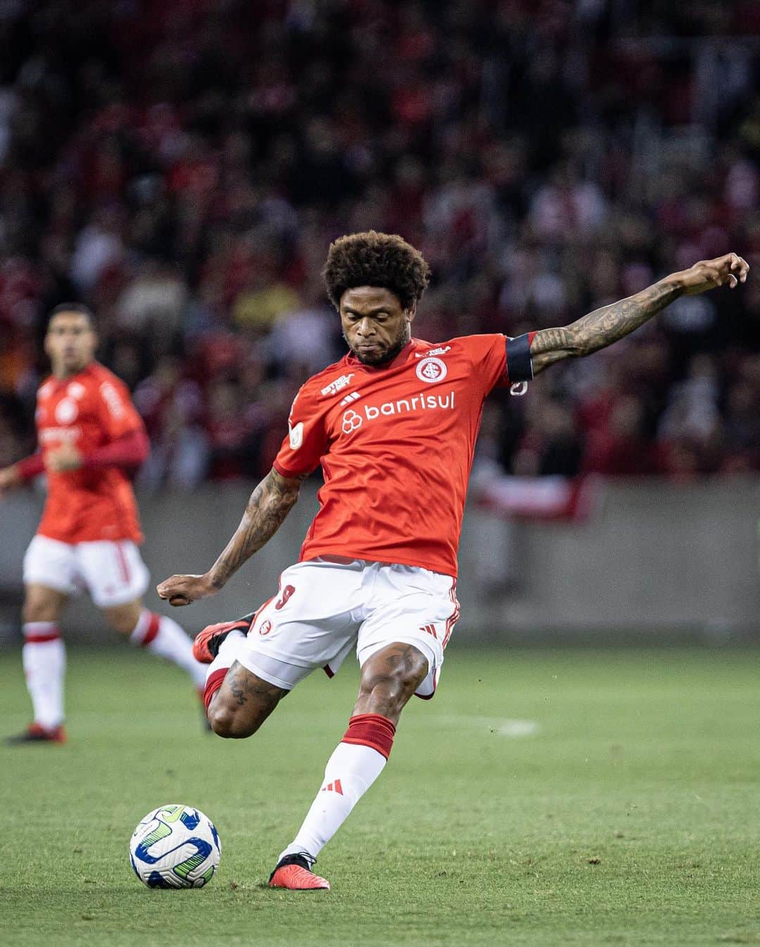 ルイス・アドリアーノのインスタグラム：「Hoje tivemos mais um treino concluído para quarta-feira todos nós darmos o nosso melhor dentro de campo! 🔴⚪️」
