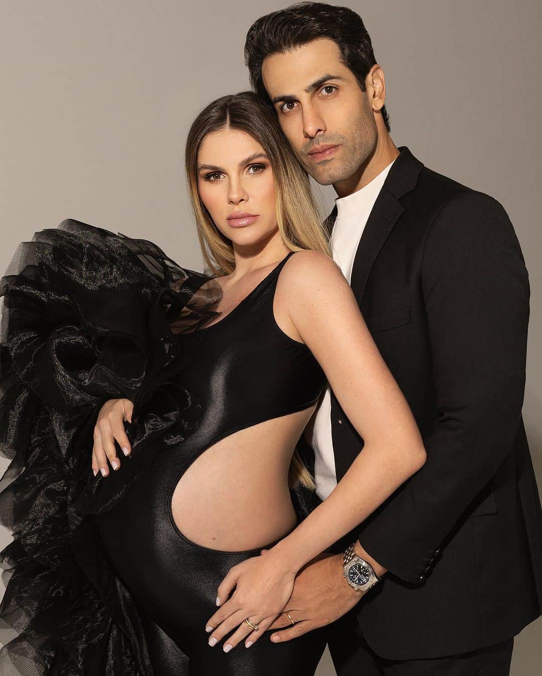 バーバラ・エバンスのインスタグラム：「Meu amor, meu amigo, meu companheiro, meu confidente, meu marido.  Deus preparou tudo perfeitinho para nos encontrarmos, e assim construirmos a nossa família.  Só tenho que agradecer por esse SONHO.  Te amo muito, obrigada por sempre estar ao nosso lado.   Na foto, Álvaro e Antônio no forninho. Ayla estava dormindo 🫣  Fotografa @maririghez  Stylist @menezesrafael  Beauty @rodrigoramas」