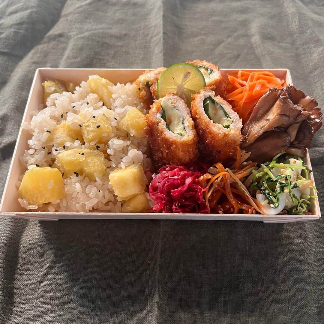 のインスタグラム：「おはようございます☺️ 秋めいてきたので、今日はさつまいもご飯にしてみました。　ちょっと残ってたエゴマの葉とチーズを巻いたささみカツと舞茸はバルサミコとちょっとガーリックで味つけてます☺️ 食物繊維、タンパク質、ビタミン、あとはひとさじのボリュームを意識して作っている所存ですw 最近仕事で会う方に、次はまた来年ですね、とご挨拶頂き、あ、そうですね〜といいつつも、師走感さえ漂い焦っても意味はないけど無駄に焦る滝沢ですw #タキマキ弁当 #お弁当」