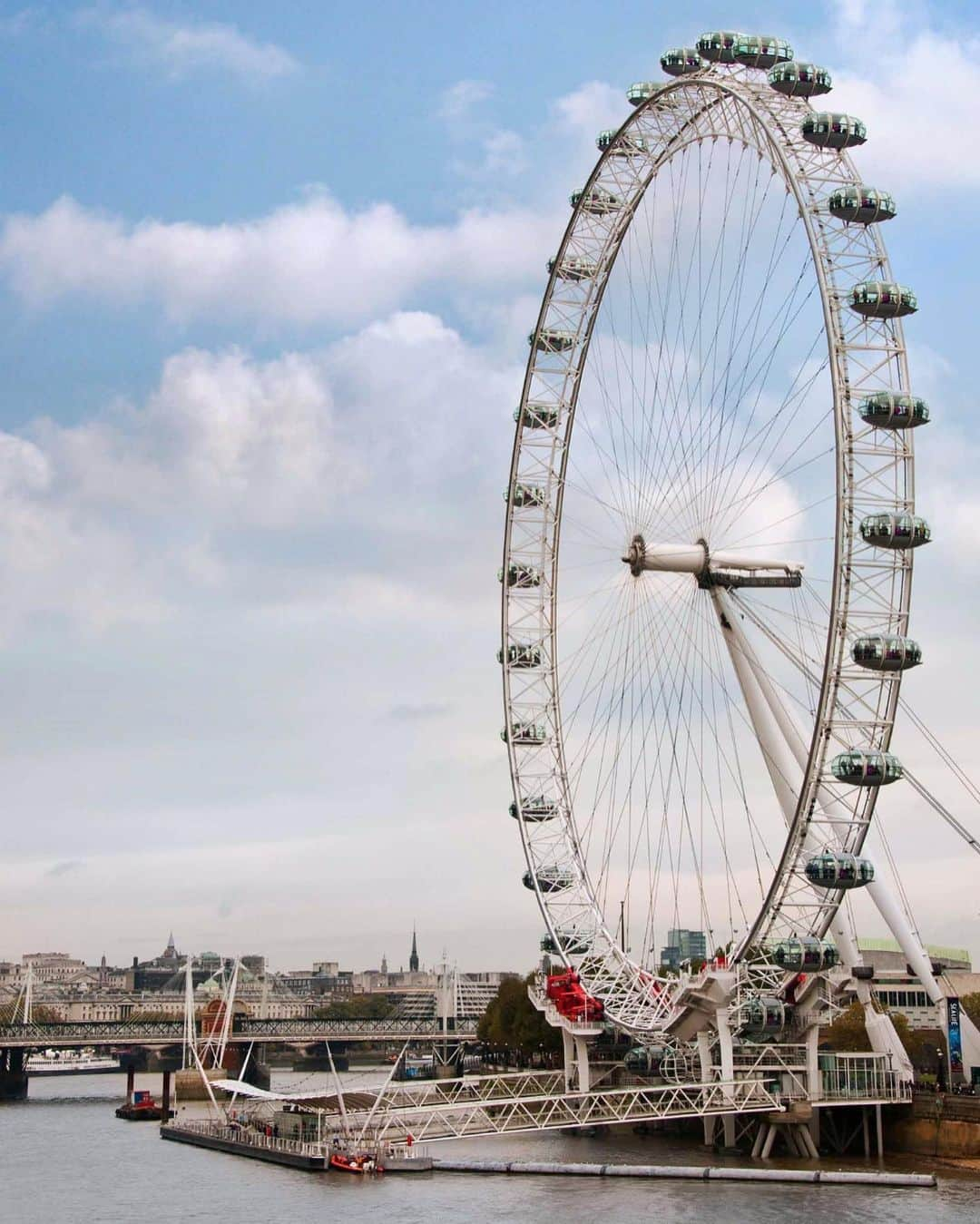 Conrad Hotelsさんのインスタグラム写真 - (Conrad HotelsInstagram)「Encounter a world of adventure at @conradlondonsj.  Where contemporary amenities meet midcentury-inspired decor, and iconic London landmarks are waiting to be explored just steps outside our door.」10月3日 6時54分 - conradhotels