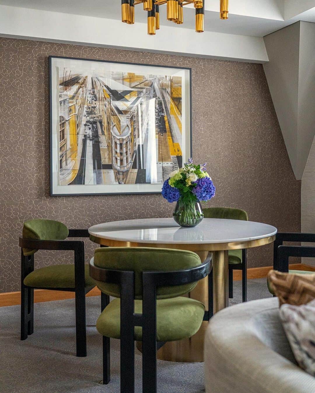 Conrad Hotelsさんのインスタグラム写真 - (Conrad HotelsInstagram)「Encounter a world of adventure at @conradlondonsj.  Where contemporary amenities meet midcentury-inspired decor, and iconic London landmarks are waiting to be explored just steps outside our door.」10月3日 6時54分 - conradhotels