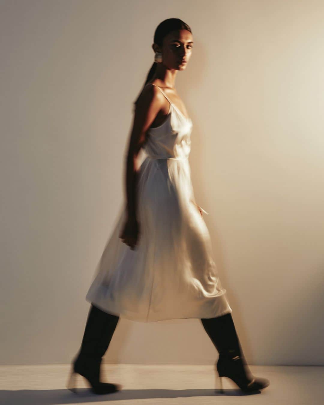 アドリアーノゴールドシュミットさんのインスタグラム写真 - (アドリアーノゴールドシュミットInstagram)「floating on air - The Seah Dress in enhanced luxe silk  Available online now」10月3日 7時00分 - agjeans
