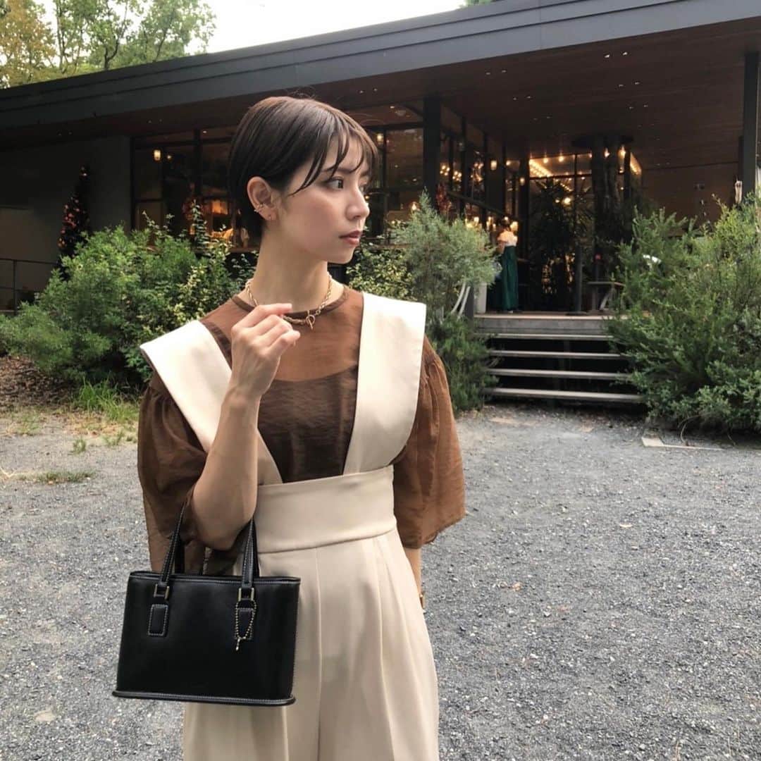のインスタグラム：「． 急に涼しくなったね〜🍂 週末は3連休もあるから楽しみだな..🍖🍺←  @folnua_jp のbag🖤 秋はシックなお洋服増えるのでblackを新しく。  フォルムが可愛ぇぇぇ🤤 ． @folnua_official #pr #folnua #フォルニュア #code #ootd #30代コーデ #30代ファッション  #ママコーデ #ママファッション #大人コーデ #outfit #大阪ママ #関西ママ #男の子ママ」