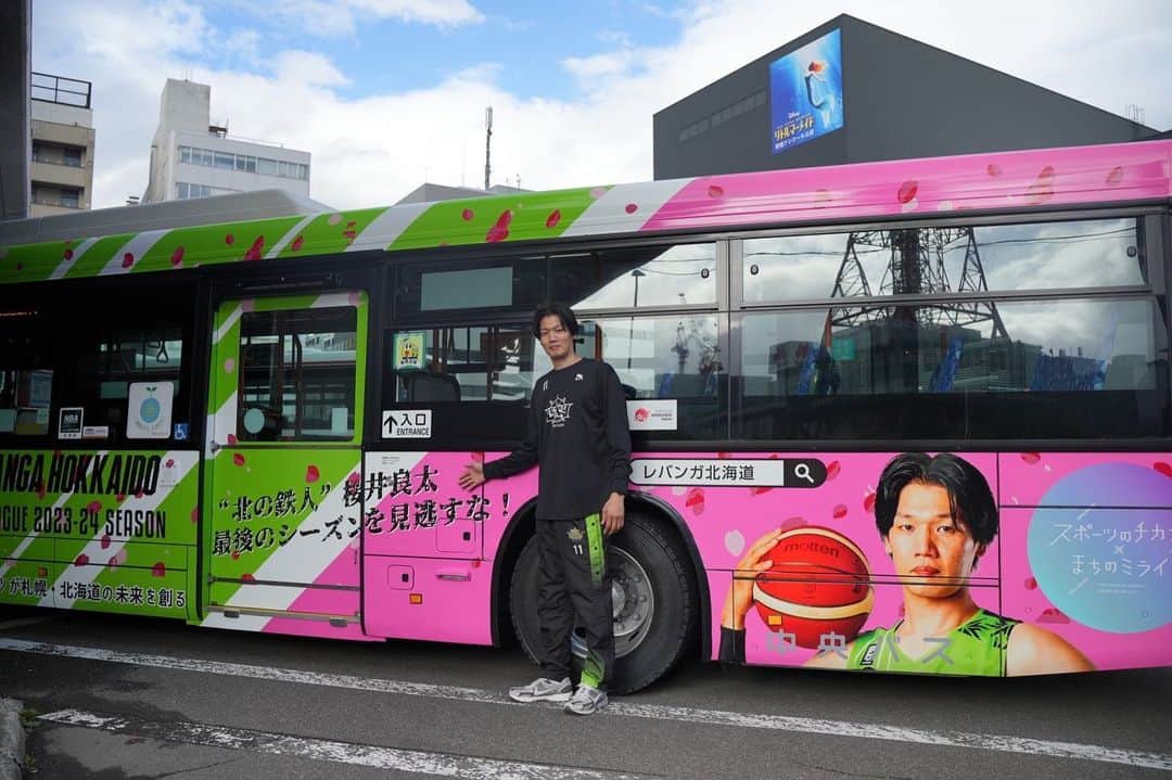桜井良太のインスタグラム：「北海道交通バス株式会社様に札幌市の協力のもとレバンガ北海道ラッピングバスを3台制作して頂きました🚌🚌🚌  清田区、豊平区を運行するとのことなので皆さん是非ご乗車下さい😊  レバンガバスに乗って北海きたえーるへ行きましょう！！  #北海道中央バス株式会社 #スポーツのチカラまちのミライ #レバンガ北海道 #札幌市」