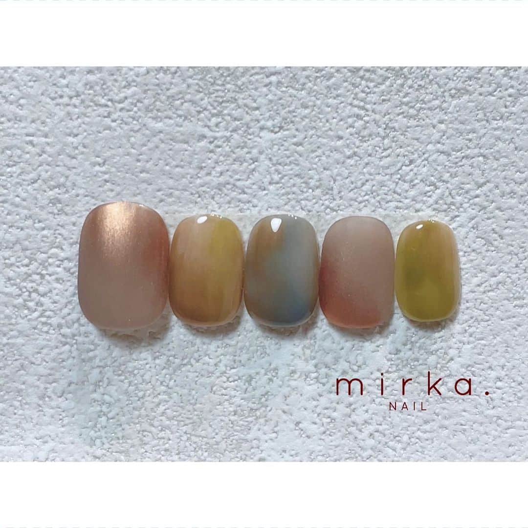 mirka. NAIL(ミルカネイル)のインスタグラム：「⁡ ⁡ new !! ⁡ ⁡ ⁡ ⁡ #mirkanailsample ………………………………………………………… ⁡ ご予約、お問い合わせは LINE ID⇒ @mirka.nail (@含む)まで。 ⁡ ご新規様はハイライトの「ご案内」と「ご予約方法」を必ずお読みいただいてからご予約くださいますようお願いいたします。 空き状況や詳細はLINEの投稿からご確認ください。 ⁡ ⁡ ⁡ ⁡ #mirkanail#nails#nail#nailart#naildesign #ショートネイル#ネイルアート#ネイルデザイン#ネイル#大人ネイル#シンプルネイル#オフィスネイル#ニュアンスネイル#ナチュラルネイル#カジュアルネイル#ショートネイルデザイン#美甲#秋ネイル#秋ネイル2023 #プライベートサロン#プライベートネイルサロン#東京ネイルサロン#東京ネイル#江東区ネイルサロン#森下#清澄白河 ⁡」
