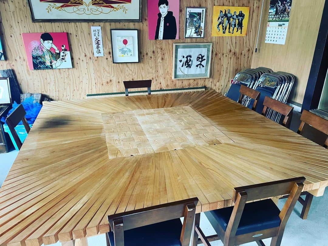 宮田麺児のインスタグラム：「テーブルにアマニ油を塗りに また　シルクスクリーンイベントの 準備に綾部まで  錦鯉みたいな　メダカもいてます。  やっぱり　いい家　サードプレイスだなと思う。  #アヤベダファミリア #鳥城三色」