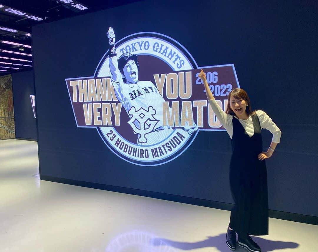 小倉星羅のインスタグラム：「. 「バッター 松田宣浩 背番号23」  いままでで1番緊張したセレモニーのアナウンス。  1軍2軍ともに引退試合を担当させていただきました。 2011年から野球好きニュースで取材をさせていただいた松田選手の、最後のアナウンスを担当することになり、とても感慨深かったです。  18年もプロ野球選手として第一線で盛り上げてこられた選手。 最後まで熱く涙と笑顔溢れる引退試合でした。  私の2023シーズンもこの試合をもって担当が終わりました。 コロナになってしまったり、うまくいかないこともありましたが、満員の歓声に溢れる球場はやっぱり最高ですね🏟️  今シーズンもありがとうございました☺️  #THANKYOUVERYMATCH #熱男」