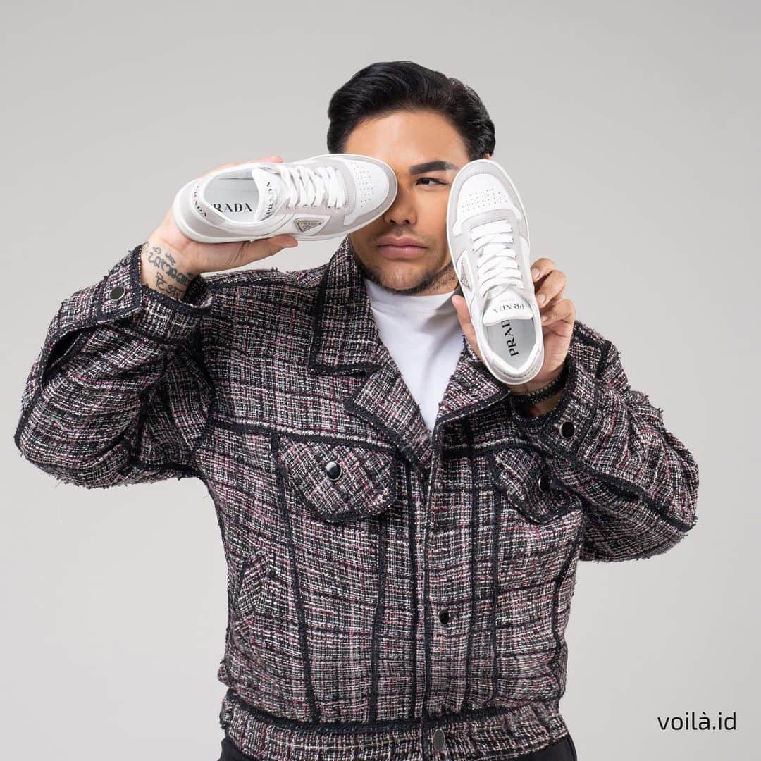 Ivan Gunawanさんのインスタグラム写真 - (Ivan GunawanInstagram)「IGUN'S PICK : These stylish kicks are the perfect blend of fashion and comfort. Made with premium leather, they offer durability and a touch of luxury. The classic white color paired with sleek silver accents adds a trendy twist to any outfit.  ___ Shop now on: 🛒 Website www.voila.id 💭 WhatsApp +62 818 683 683」10月3日 12時34分 - ivan_gunawan