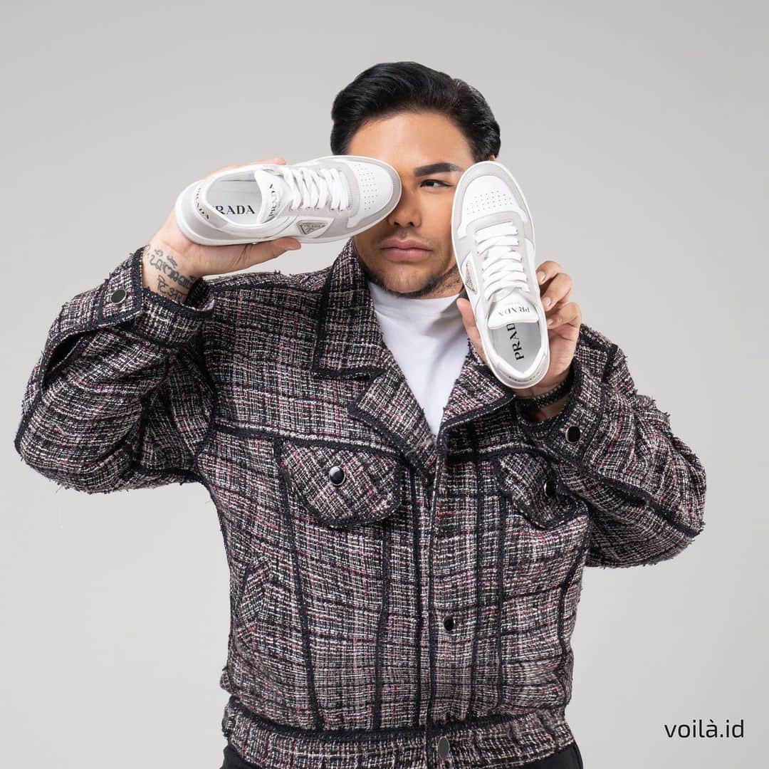 Ivan Gunawanのインスタグラム：「IGUN'S PICK : These stylish kicks are the perfect blend of fashion and comfort. Made with premium leather, they offer durability and a touch of luxury. The classic white color paired with sleek silver accents adds a trendy twist to any outfit.  ___ Shop now on: 🛒 Website www.voila.id 💭 WhatsApp +62 818 683 683」
