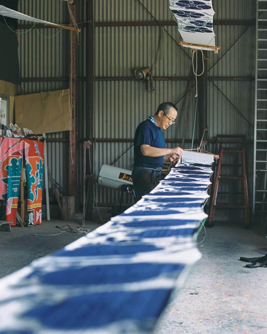 小川紗良さんのインスタグラム写真 - (小川紗良Instagram)「鹿児島に通って取材した、日本の伝統「印染」の映像が公開されています🎞️  「印染（しるしぞめ）」とは、白い布に文字やマークを染め抜いたもの。アキノ染色工芸では、今もなお一枚一枚手仕事で行っています。  その情熱、哲学に惹かれ、今回とおまわりオリジナルの手ぬぐいも作っていただきました。  @tomawari.ig  とおまわりプロフィールリンクより  映像は#とおまわりチャンネル  手ぬぐいは#とおまわり商店   にてお楽しみください😌  チャンネルは名前の通り時間をかけて作っているので、更新がスローペースですが、みなさんにもゆったりとした気持ちで楽しんでいただけると嬉しいです。秋の夜長に🍂  #film #filmphotography #movie #documentary #染め物 #印染 #手ぬぐい #暮らしを楽しむ #とおまわり」10月3日 7時08分 - iam_ogawasara