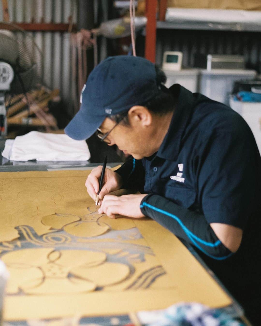小川紗良さんのインスタグラム写真 - (小川紗良Instagram)「鹿児島に通って取材した、日本の伝統「印染」の映像が公開されています🎞️  「印染（しるしぞめ）」とは、白い布に文字やマークを染め抜いたもの。アキノ染色工芸では、今もなお一枚一枚手仕事で行っています。  その情熱、哲学に惹かれ、今回とおまわりオリジナルの手ぬぐいも作っていただきました。  @tomawari.ig  とおまわりプロフィールリンクより  映像は#とおまわりチャンネル  手ぬぐいは#とおまわり商店   にてお楽しみください😌  チャンネルは名前の通り時間をかけて作っているので、更新がスローペースですが、みなさんにもゆったりとした気持ちで楽しんでいただけると嬉しいです。秋の夜長に🍂  #film #filmphotography #movie #documentary #染め物 #印染 #手ぬぐい #暮らしを楽しむ #とおまわり」10月3日 7時08分 - iam_ogawasara