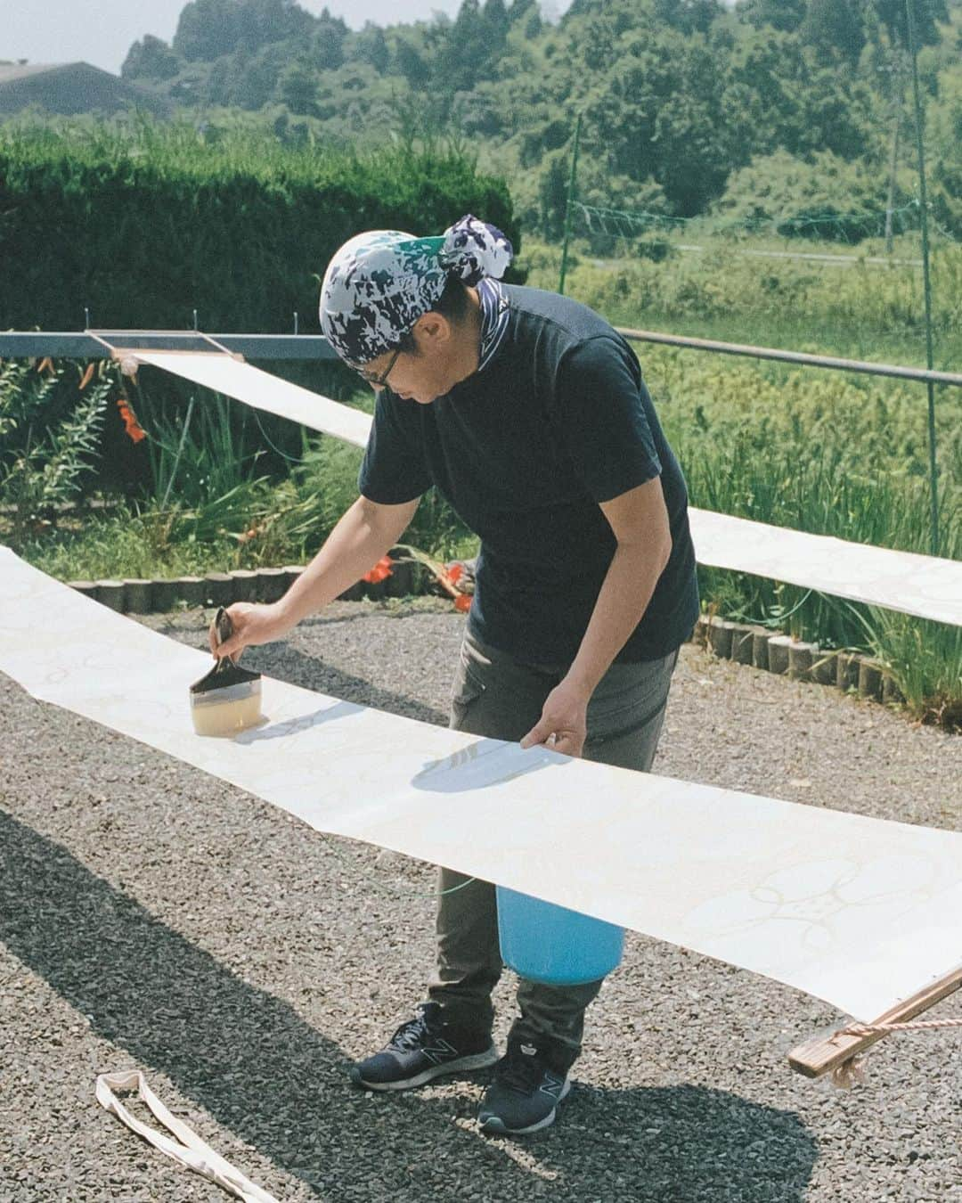 小川紗良さんのインスタグラム写真 - (小川紗良Instagram)「鹿児島に通って取材した、日本の伝統「印染」の映像が公開されています🎞️  「印染（しるしぞめ）」とは、白い布に文字やマークを染め抜いたもの。アキノ染色工芸では、今もなお一枚一枚手仕事で行っています。  その情熱、哲学に惹かれ、今回とおまわりオリジナルの手ぬぐいも作っていただきました。  @tomawari.ig  とおまわりプロフィールリンクより  映像は#とおまわりチャンネル  手ぬぐいは#とおまわり商店   にてお楽しみください😌  チャンネルは名前の通り時間をかけて作っているので、更新がスローペースですが、みなさんにもゆったりとした気持ちで楽しんでいただけると嬉しいです。秋の夜長に🍂  #film #filmphotography #movie #documentary #染め物 #印染 #手ぬぐい #暮らしを楽しむ #とおまわり」10月3日 7時08分 - iam_ogawasara