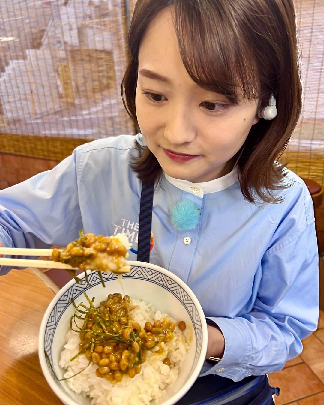 篠原梨菜のインスタグラム：「#早朝グルメ 東京・茗荷谷駅近く 丼太郎へ！ 以前は牛丼セットを頂きました。 今日は納豆丼を😋 牛丼のつゆが隠し味。甘辛い自家製のタレやネギを混ぜご飯が進む味わい。納豆専門の業者さんから仕入れた出来たての中粒納豆。100回ほど混ぜてあり粘りがしっかりふんわり！  前回の中継を見て来店していただいた方、声をかけていただいた方も多かったとのこと。 ありがとうございました！ 納豆丼もおすすめです！ #朝5時55分の美味time #thetime_tbs #茗荷谷グルメ #丼太郎 #納豆丼 #tbs」