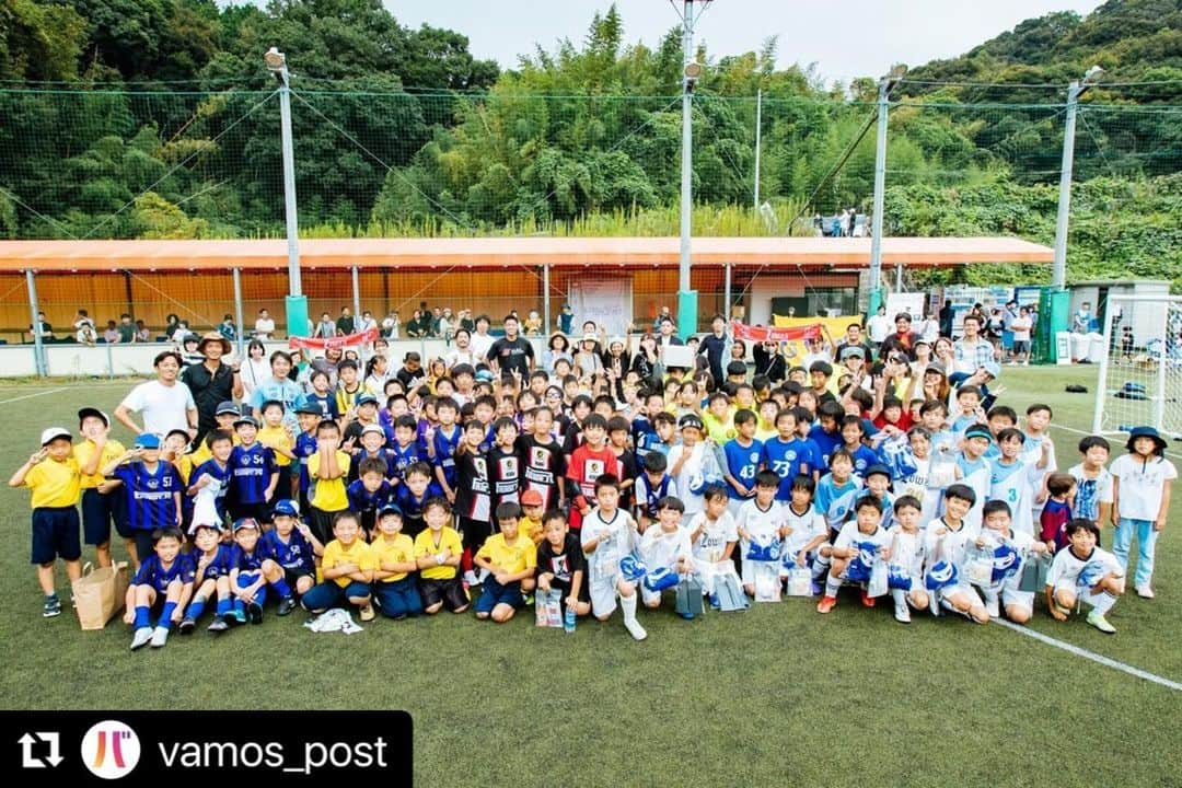 赤星拓さんのインスタグラム写真 - (赤星拓Instagram)「たくさんの笑顔に出会えました⚽️ ありがとうございました‼️ #バモスまつり #福岡バモス #衛藤裕  #VAMOS編集部 #ありがとう #Repost @vamos_post with @use.repost ・・・ 最後はみんなで  ＼ハイ、チーズ✌️／  バモスまつりにご参加いただきました選手のみなさん、保護者のみなさん、監督コーチの皆さん、 最高の時間を本当にありがとうございました！！  またみなさんにお会い出来る日を楽しみにしております。  @lowen.fukuoka  @fccf_official  @pride.fc_  @sc.flextchikushi  @buddy.fc.fukuoka  @alegria.football.school  @oori.sss2022  takasu_sc  @replojfc  @gullidasakura  #LA那珂川  【ご協賛いただきました皆様、誠にありがとうございました】 #岡﨑建工株式会社 様 @okaken.ret  #株式会社トリプルクラウン 様 @2010triplecrown  #株式会社九州電化 様 @kyushudenka.mekkiya  #株式会社山方屋 様(アスリートジャーキー) @oniku_yamagataya  #Xteamwear 様 @xteamuniformjp  #大塚製薬株式会社 様 @ootsuka #Reckitt Japan(薬用せっけんミューズ) 様 @muse_official_jp  #HAL. 様 @hibrid.athlete.lab  #株式会社SSB @ssbiz_official  @_9wa3_  @chikapeanuts397  #アメイジングスポーツパーク福岡伊都 様 @aspfukuokaito  #ひさやま写真館 様 @hisayama_shashinkan  @shimainorihiro  #favela13 @favela13_futebol  #ACHARM 様 @acharm_real  #butthenstudio 様 @butthenxstudio  #fullmoonworks 様 @fullmoonworks_umi   VAMOS編集部一同」10月3日 7時28分 - akahoshi.taku_1