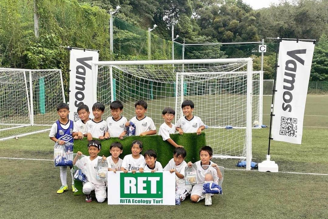 赤星拓さんのインスタグラム写真 - (赤星拓Instagram)「たくさんの笑顔に出会えました⚽️ ありがとうございました‼️ #バモスまつり #福岡バモス #衛藤裕  #VAMOS編集部 #ありがとう #Repost @vamos_post with @use.repost ・・・ 最後はみんなで  ＼ハイ、チーズ✌️／  バモスまつりにご参加いただきました選手のみなさん、保護者のみなさん、監督コーチの皆さん、 最高の時間を本当にありがとうございました！！  またみなさんにお会い出来る日を楽しみにしております。  @lowen.fukuoka  @fccf_official  @pride.fc_  @sc.flextchikushi  @buddy.fc.fukuoka  @alegria.football.school  @oori.sss2022  takasu_sc  @replojfc  @gullidasakura  #LA那珂川  【ご協賛いただきました皆様、誠にありがとうございました】 #岡﨑建工株式会社 様 @okaken.ret  #株式会社トリプルクラウン 様 @2010triplecrown  #株式会社九州電化 様 @kyushudenka.mekkiya  #株式会社山方屋 様(アスリートジャーキー) @oniku_yamagataya  #Xteamwear 様 @xteamuniformjp  #大塚製薬株式会社 様 @ootsuka #Reckitt Japan(薬用せっけんミューズ) 様 @muse_official_jp  #HAL. 様 @hibrid.athlete.lab  #株式会社SSB @ssbiz_official  @_9wa3_  @chikapeanuts397  #アメイジングスポーツパーク福岡伊都 様 @aspfukuokaito  #ひさやま写真館 様 @hisayama_shashinkan  @shimainorihiro  #favela13 @favela13_futebol  #ACHARM 様 @acharm_real  #butthenstudio 様 @butthenxstudio  #fullmoonworks 様 @fullmoonworks_umi   VAMOS編集部一同」10月3日 7時28分 - akahoshi.taku_1