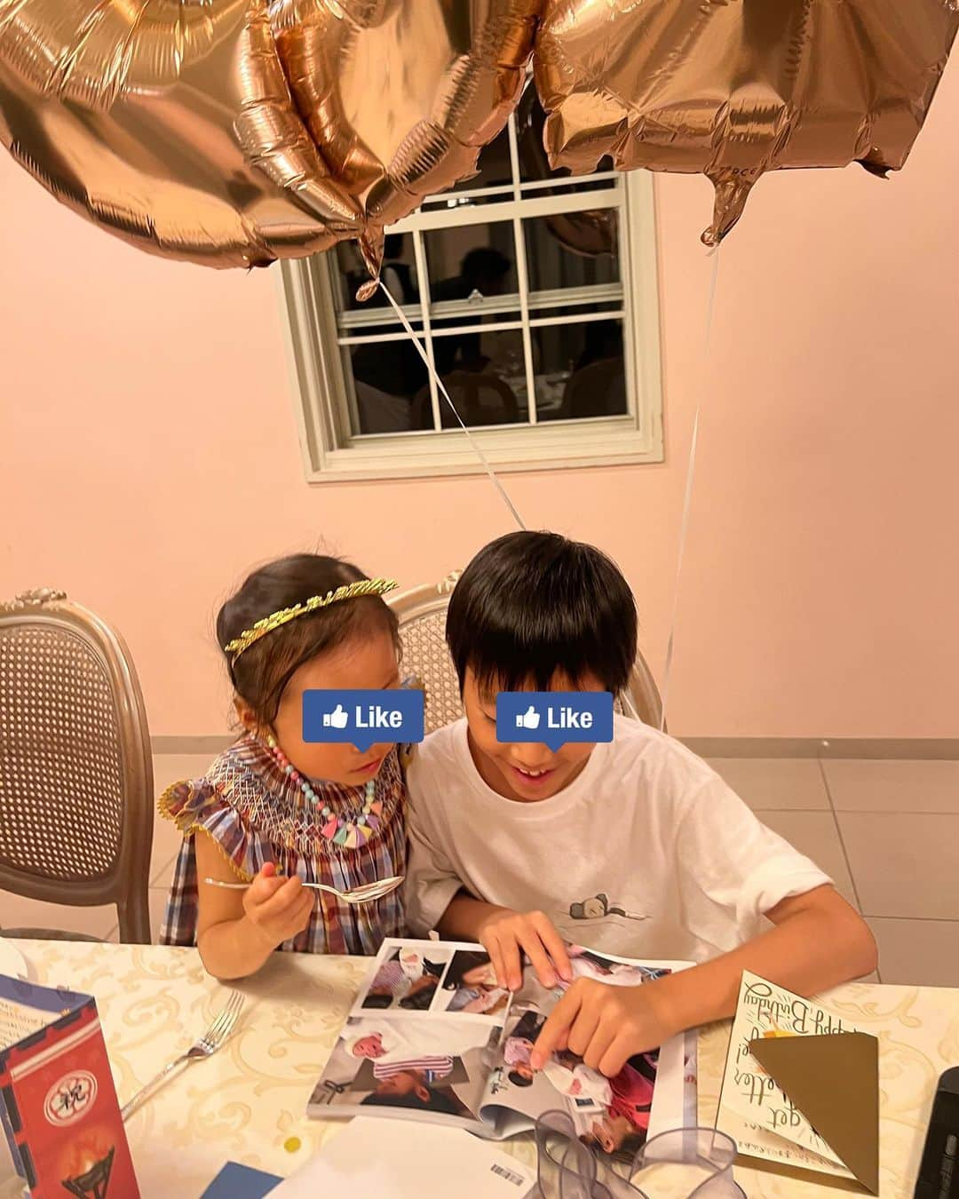 ayu kagawaさんのインスタグラム写真 - (ayu kagawaInstagram)「10歳birthday🎂🎈 当日は恒例の家族でお祝いdinnerへ👨‍👩‍👧‍👦👴🏻👵🏻♡  私から今年は息子にアルバムをプレゼント📕  振り返ってたら10年間思い出いっぱい🥹🫶  妹が産まれてからは2人でひっついてる写真ばかりで作りながらほっこり☺️🤳  👴🏻👵🏻にもプレゼントしました🎁 みんなに喜んでもらえて良かった♡  しまうまbookというアプリで作ったよ🦓 簡単に作れてすぐ届いてとても良かった✌️ 写真の整理してなさすぎて何万枚とある写真からセレクトするのがめちゃくちゃ大変だったけど🫠  お誕生日にメッセージくれたり💌当日にサプライズでケーキを持ってきてくれたり、手作りのお菓子BOXくれたり😝 可愛いお友達たちも有難う😊🫶  お誕生日の記憶があたたかい思い出になればいいな♡ これからも一緒に楽しい人生を送ろうー🤝✌️  #happy10thbirthday」10月3日 7時29分 - ayuyunyun